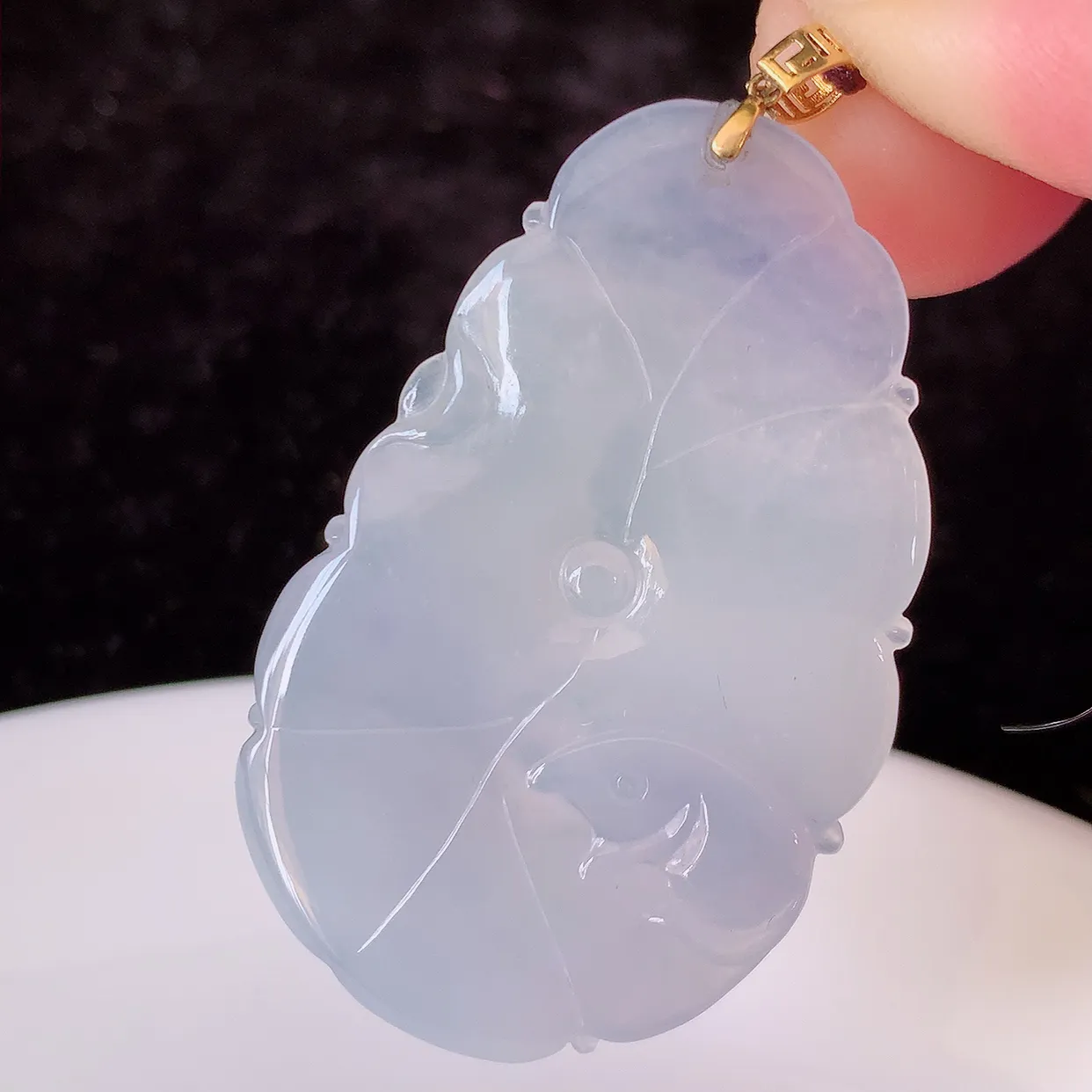 18K金镶嵌冰种紫罗兰翡翠荷叶鱼、和和美美玉坠，财源广进，自然隐逸、 荷本是素不着尘之物， 有和美之