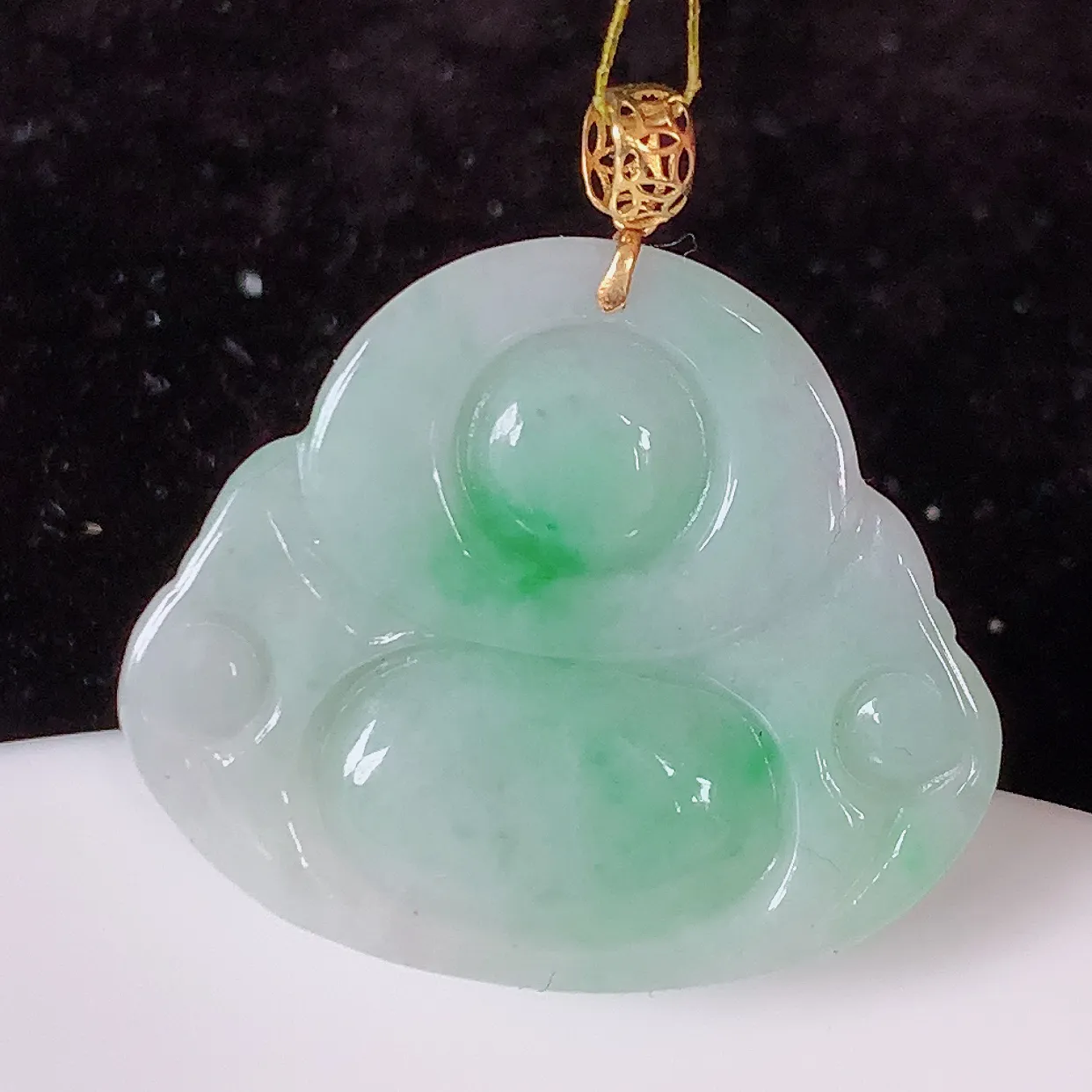 18K金镶嵌冰润飘绿翡翠佛公吊坠，玉质细腻，时‮大尚‬方，款式经典，佩戴优雅高贵上档次！#35.5