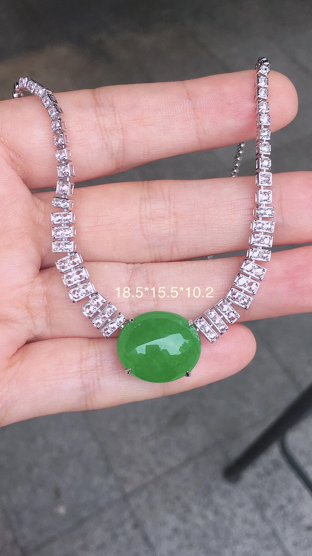 阳绿蛋面锁骨链，色泽均匀艳丽，玉质细腻，荧光感超
强，饱满圆润，尽显优雅气质，18k
金豪华镶嵌