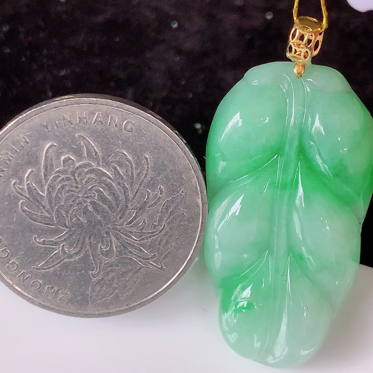 18K金镶嵌飘绿翡翠叶子吊坠 ，种水足，色泽清新，工艺精湛，叶子寓意美好；金枝玉叶，事业有成。#35.5