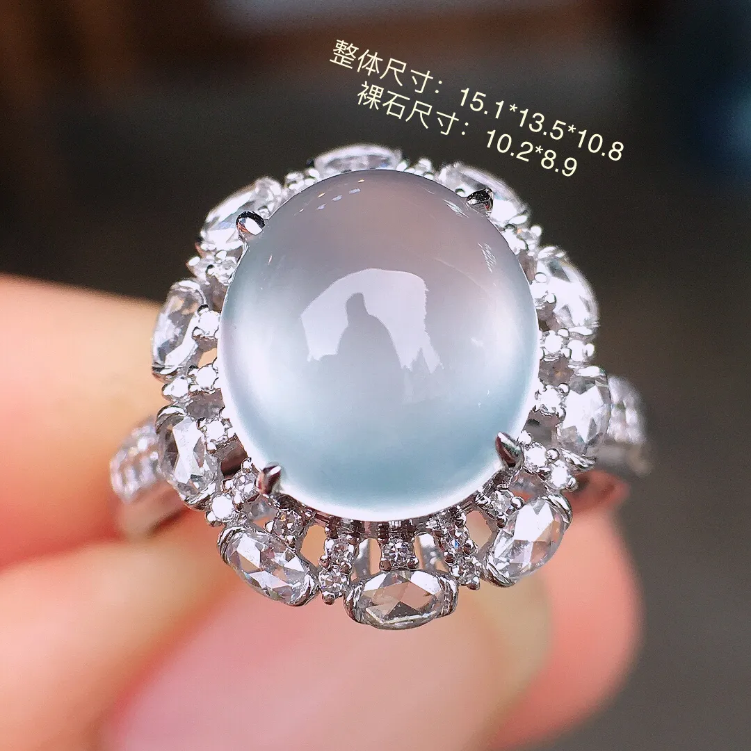 玻璃种蛋面戒指，玉质细腻，荧光感超
强，饱满圆润，尽显优雅气质，18k
金豪华镶嵌