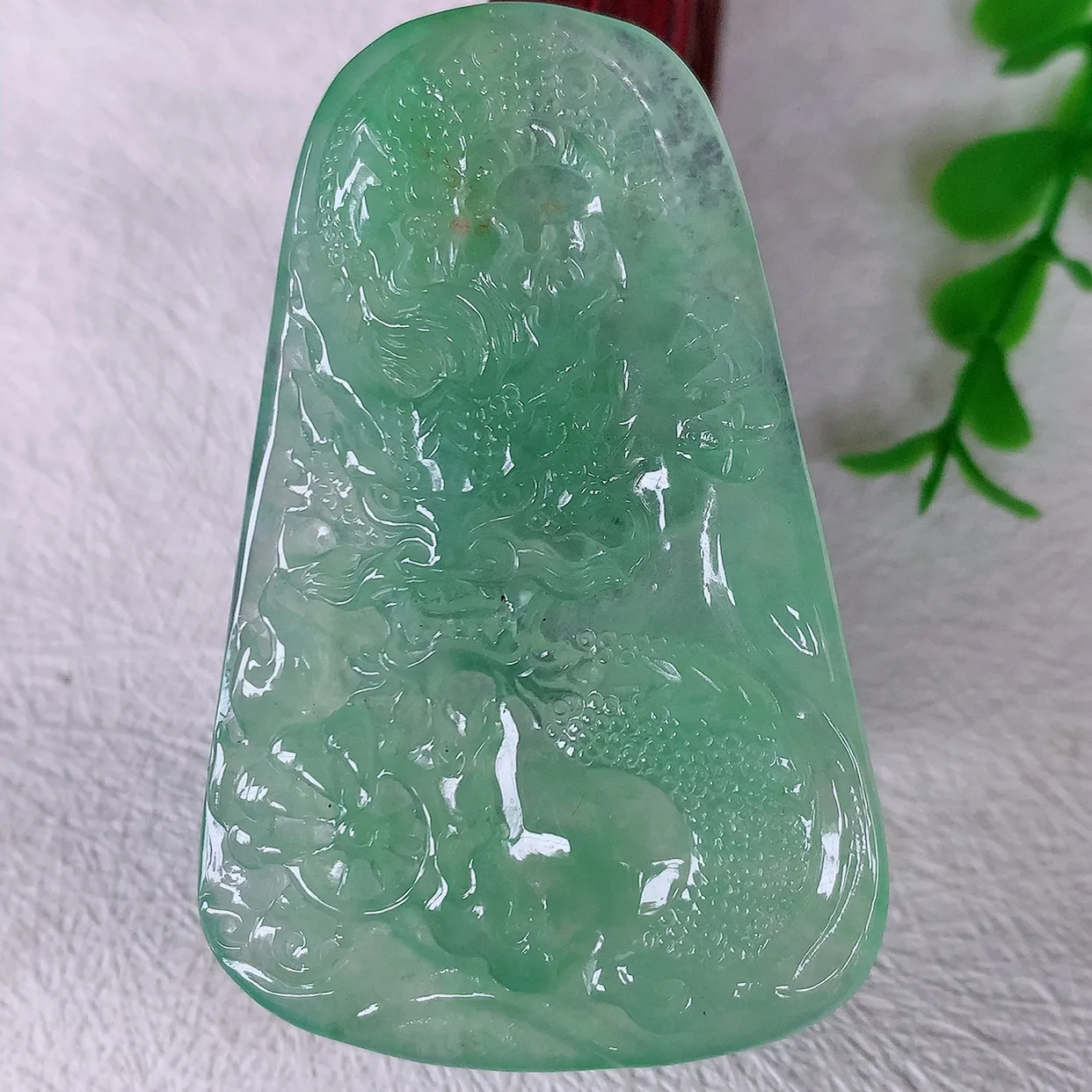 自然光实拍，冰种满绿翡翠龙腾盛世、龙牌吊坠，种水好，雕工立体精致，佩戴霸气时尚！#60.5