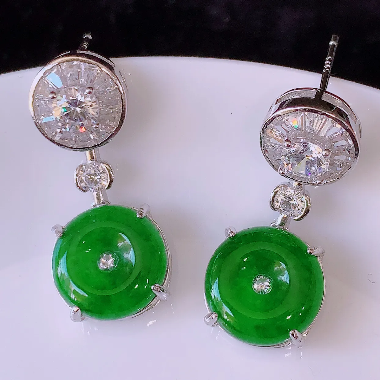 冰透满绿翡翠925银镶嵌耳坠，自然光实拍，翠色灵动，颜色漂亮，种老水足，品相佳，佩戴佳品！#97.31整体27*11.5*5.2裸石11.5*11.5 mm