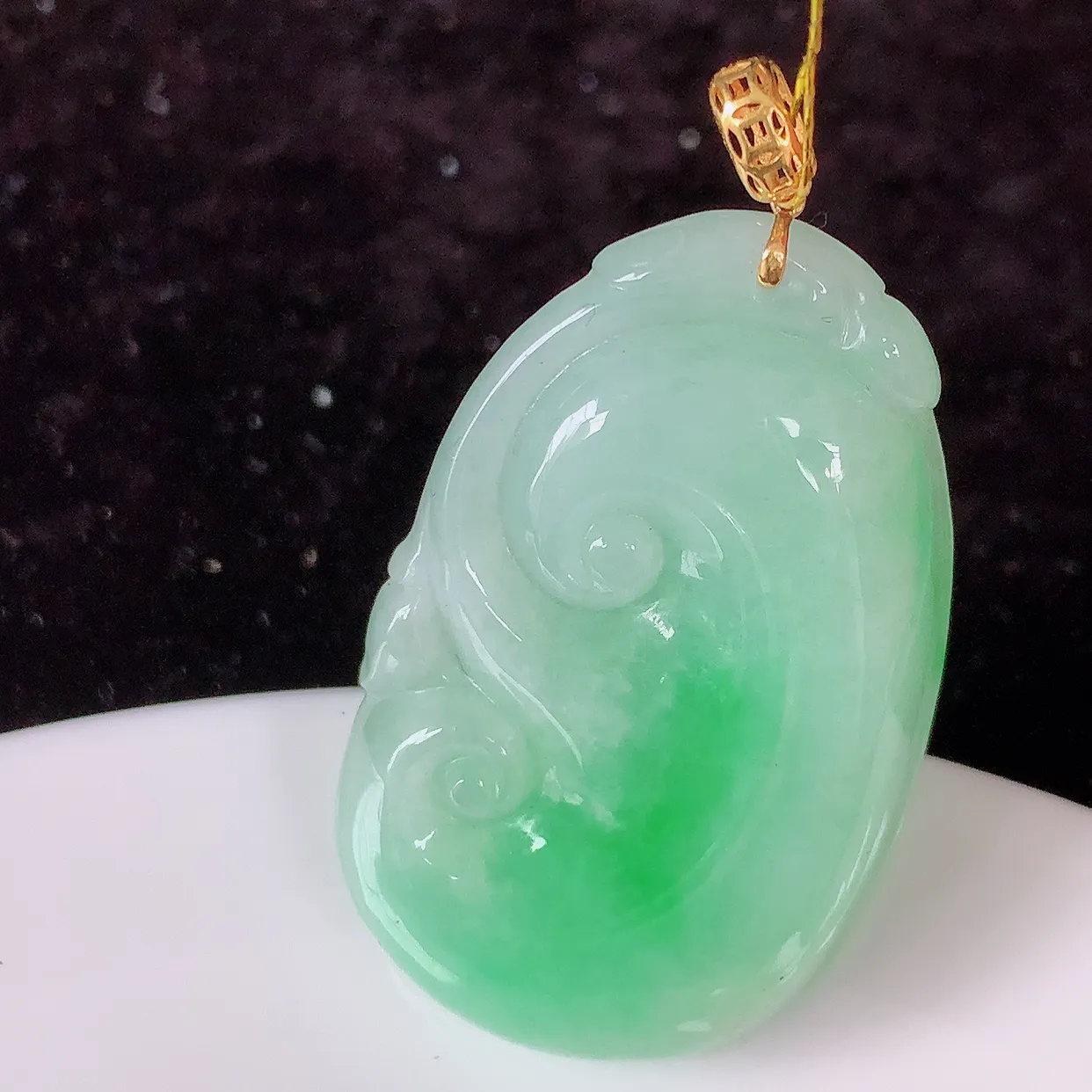 18k金镶嵌冰润飘绿翡翠如意吊坠，款式新颖，佩戴效果时尚出众，尽显气质，水润精细，美感十足。#35.