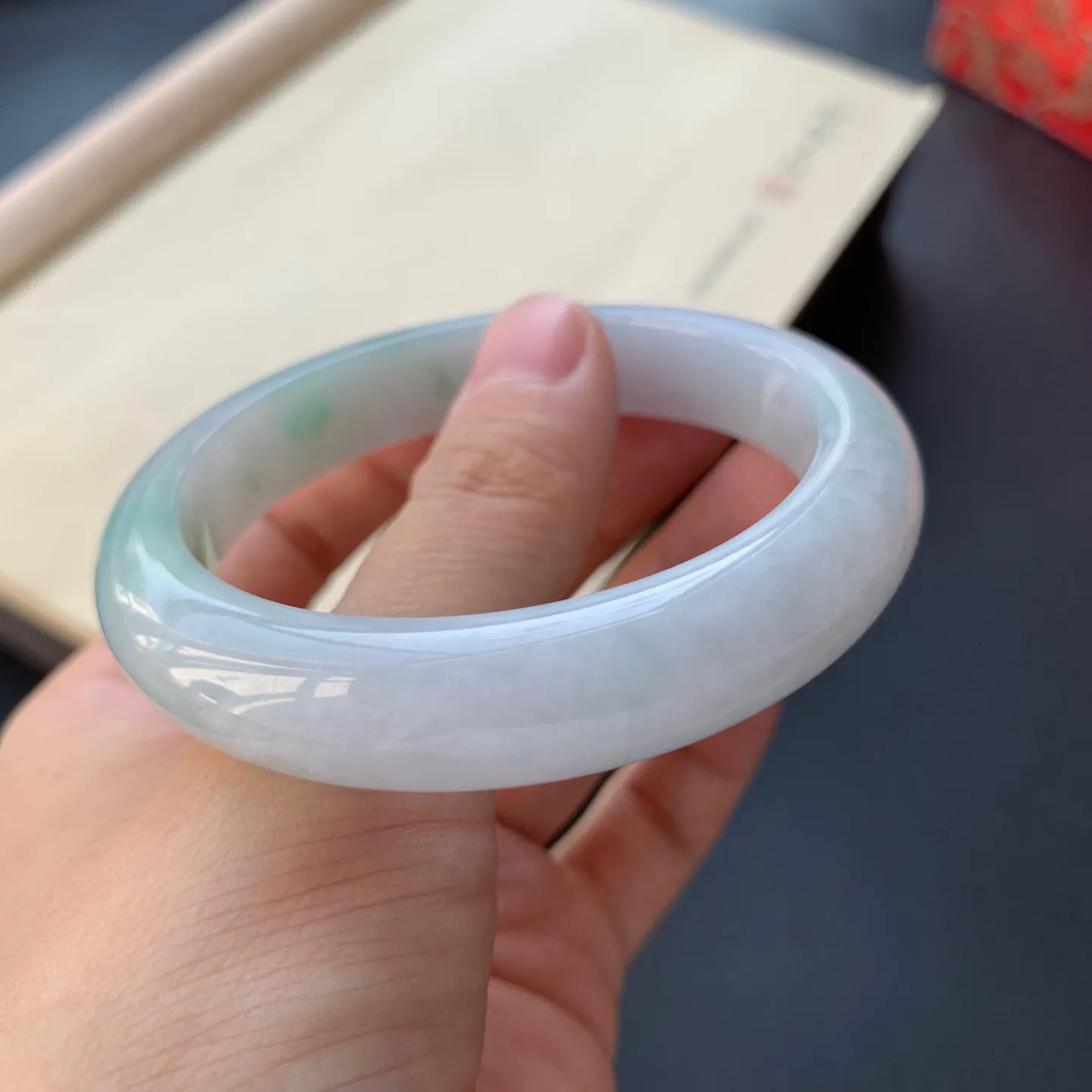 54圈口飘绿正圈手镯 尺寸：54-11.8-8.2，无纹裂，细腻光滑，色泽靓丽