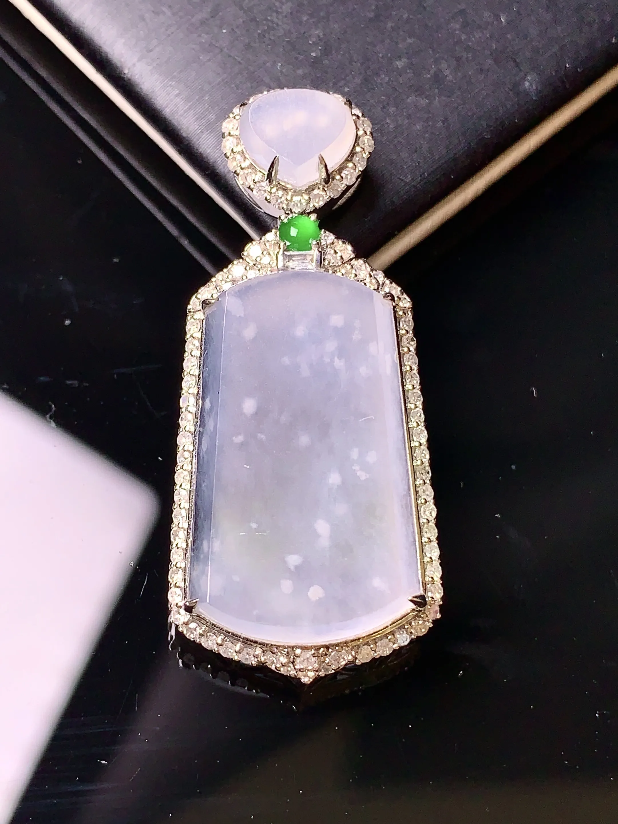 18k金钻镶嵌冰种无事牌吊坠 玉质细腻 色泽艳丽 整体尺寸37*16.5*7.5