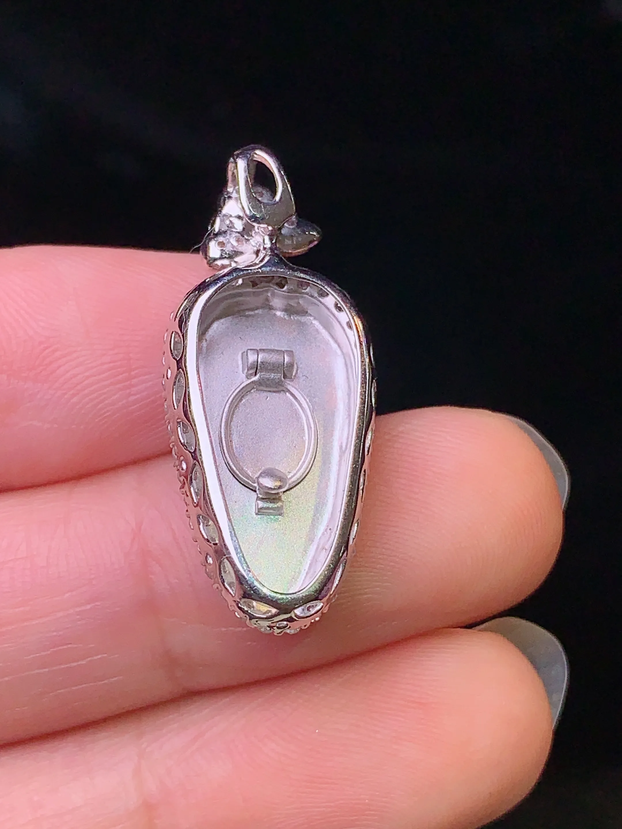 18k金钻镶嵌翠绿树叶吊坠 玉质细腻 色泽艳丽 整体尺寸28.2*12.2*6.3