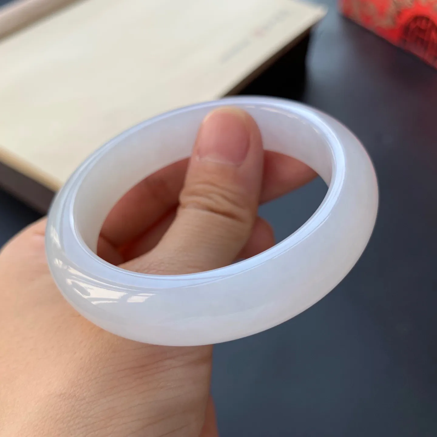 55.5圈口飘花正圈手镯 尺寸：55.5-12.5-8.6，无纹裂，细腻光滑，花色浓郁