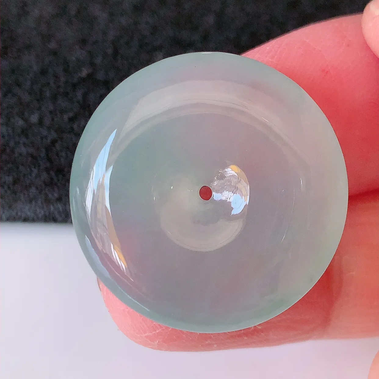 自然光实拍，冰种翡翠平安扣吊坠，玉扣，平安是福； 很美的料子， 平安扣佩戴优雅迷人！#12.31