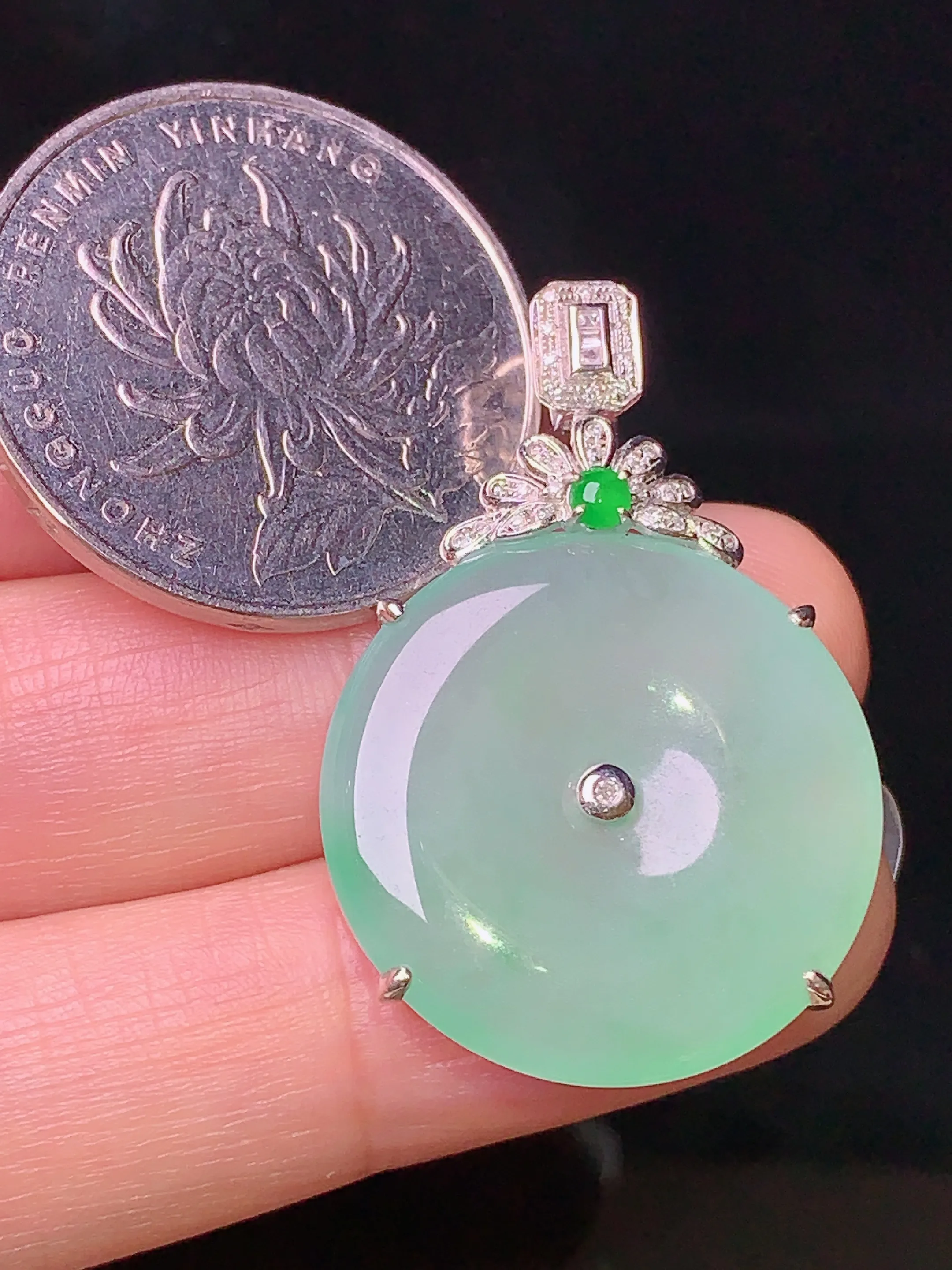 18k金钻镶嵌浅绿平安扣吊坠 玉质细腻 色泽艳丽 整体尺寸33.7*22.5*5.5