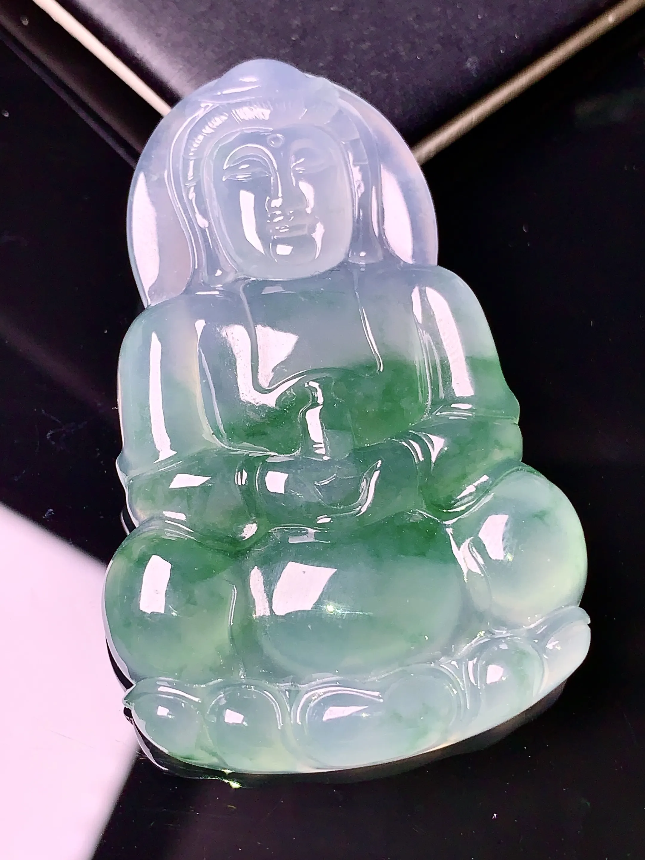 飘绿观音吊坠 玉质细腻 色泽艳丽 整体尺寸53.8*34.8*5.6