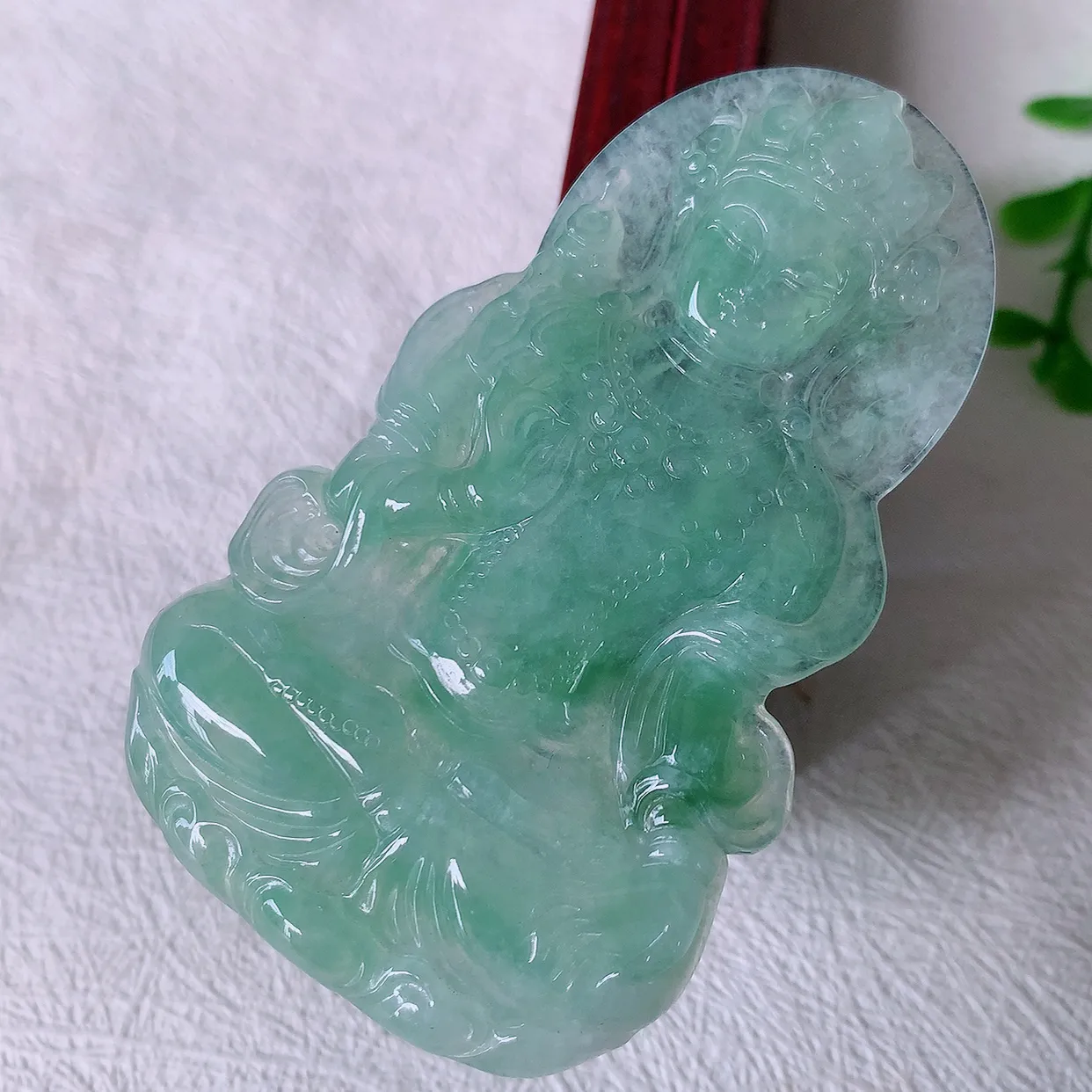 自然光实拍，大件冰种飘花翡翠度母观音菩萨吊坠，赐福翡翠观音，翠绿迷人， 观音面相端庄， 佩戴时尚出众！#00.31