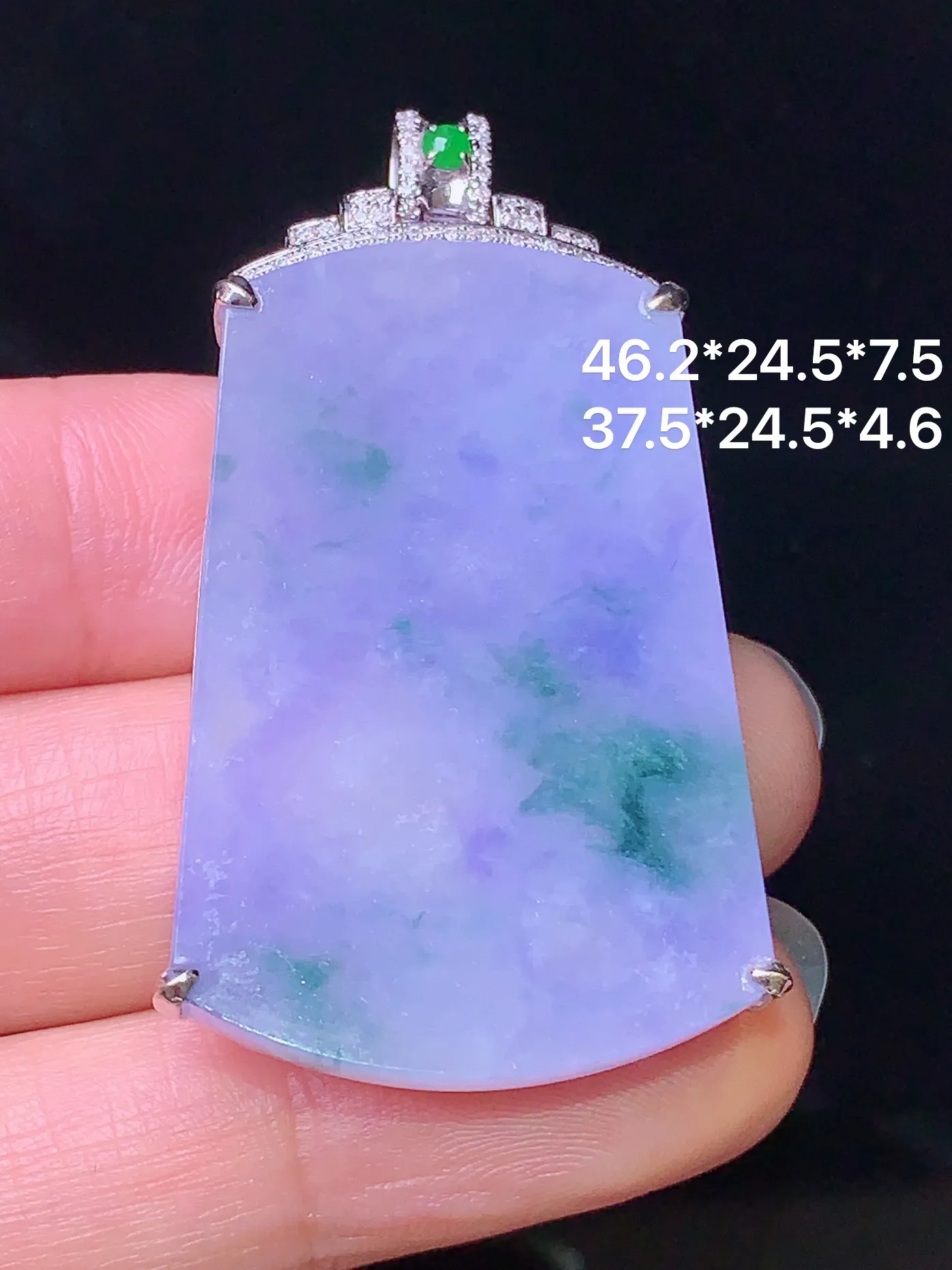 18k金钻镶嵌紫罗兰飘绿无事牌吊坠 玉质细腻 色泽艳丽 整体尺寸46.2*24.5*7.5