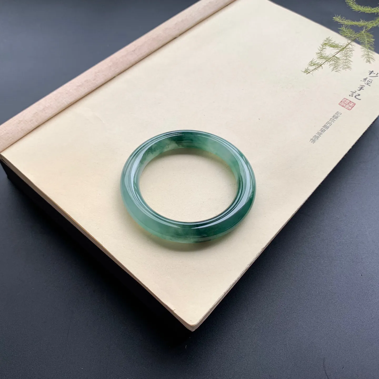 56圈口冰种飘花圆条手镯 尺寸：56-10.8，水润起胶，花色浓郁