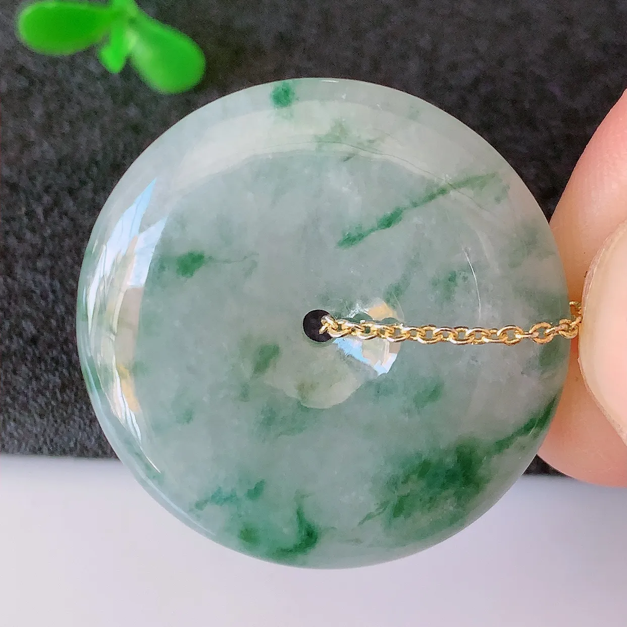 自然光实拍，冰胶飘花翡翠平安扣吊坠，翠色灵动，种老水足， 寓意好， 品相佳， 佩戴佳品！#39.31