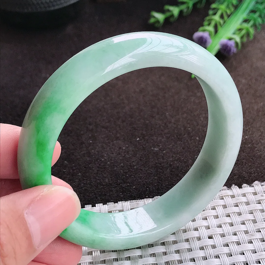 自然光57.5/14.2/8.2老坑精美温润飘阳绿手镯宽边翡翠玉镯美人镯