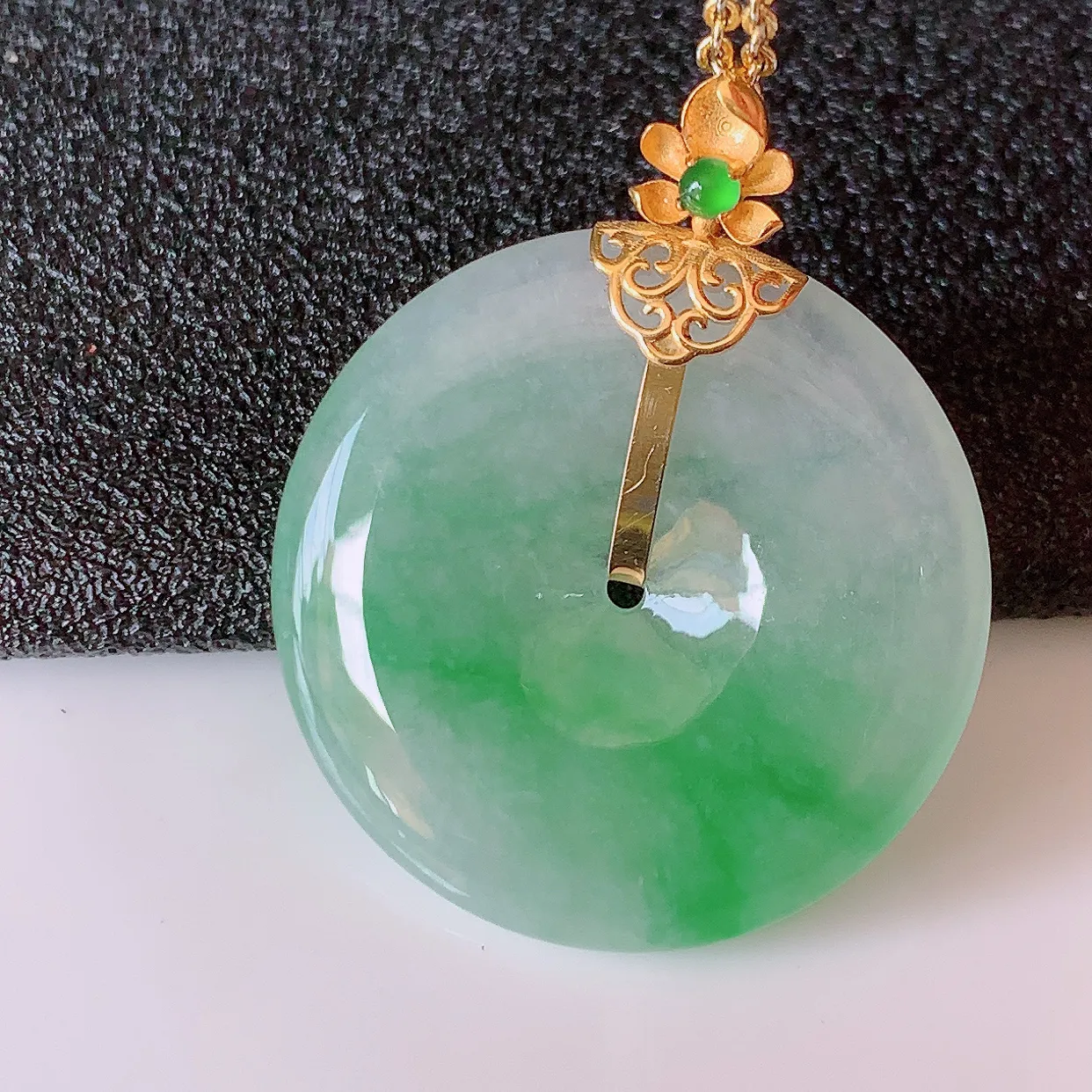 自然光实拍，18K金镶嵌冰种飘绿翡翠平安扣吊坠，玉扣，冰润光泽，寓意平平安安，平安扣佩戴时尚漂亮！#
