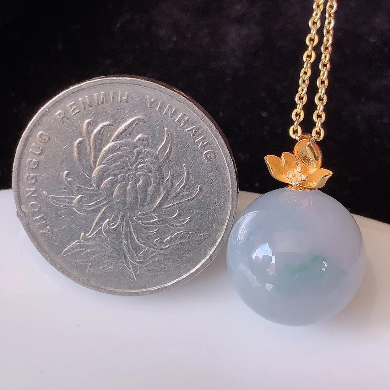 18K金镶嵌紫罗兰飘花翡翠转运珠吊坠，寓意“时来运转，财源滚滚” 寓意佳， 荧光灼灼， 转运珠佩戴时尚优雅！#1.31