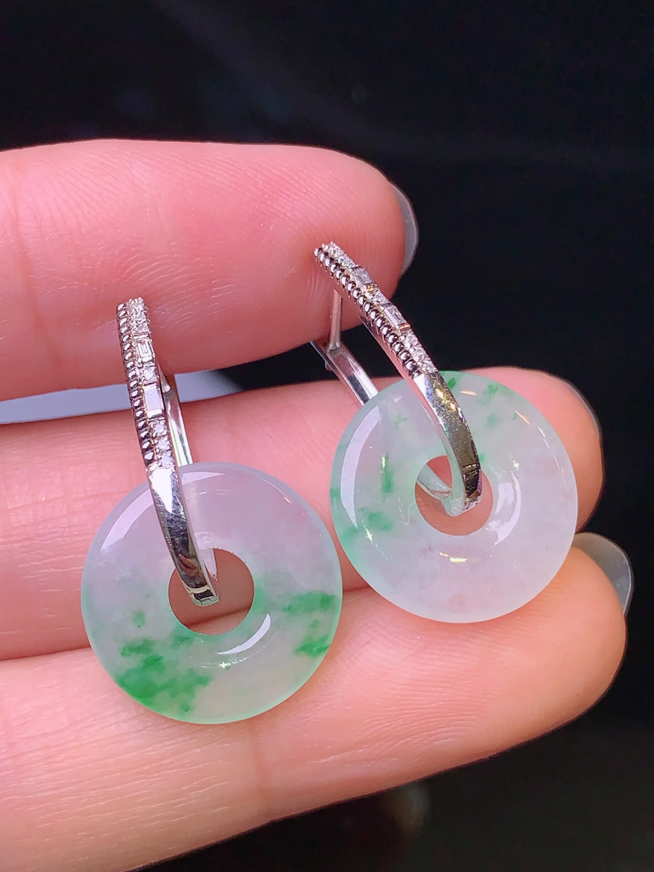 18k金钻镶嵌飘绿平安扣耳坠 玉质细腻 色泽艳丽 整体尺寸24.8*15.3*2.7