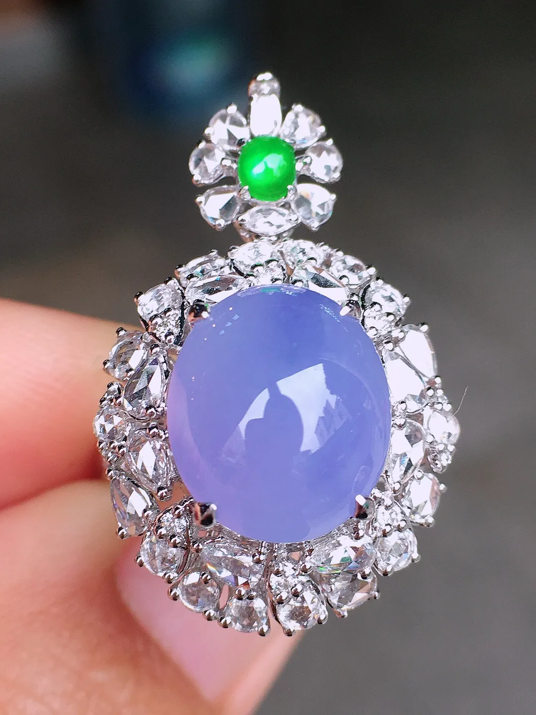 紫罗兰蛋面戒指/吊坠两用款，色泽均匀艳丽，玉质细腻，荧光感超
强，饱满圆润，尽显优雅气质，18k
金