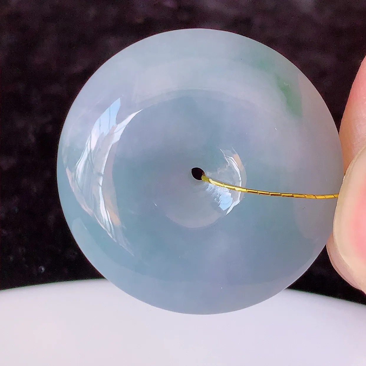 自然光实拍，水润紫罗兰飘花翡翠平安扣吊坠，品相佳，美感十足， 寓意平平安安， 平安扣佩戴精美时尚！#35.31