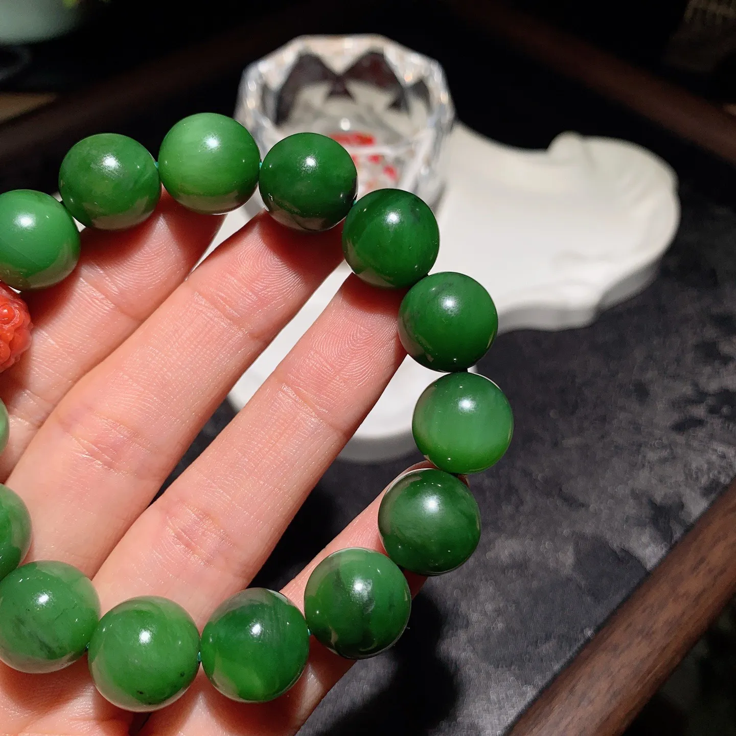 和田玉阳绿俄罗斯碧玉圆珠手串。单颗尺寸14重57克。玉质细腻油润。手推出油。佩戴高端典雅。lt251107