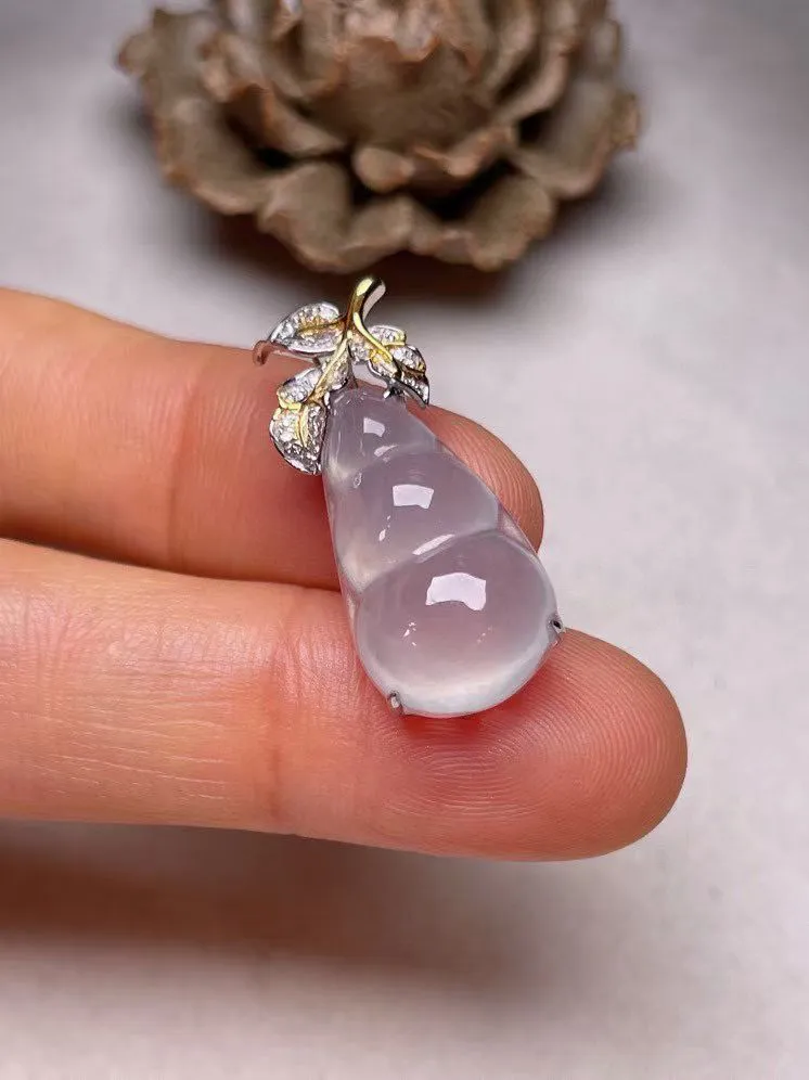 冰种福豆吊坠、真金真钻镶嵌，种水好，玉质细腻 .裸石尺寸 21.5*11.3