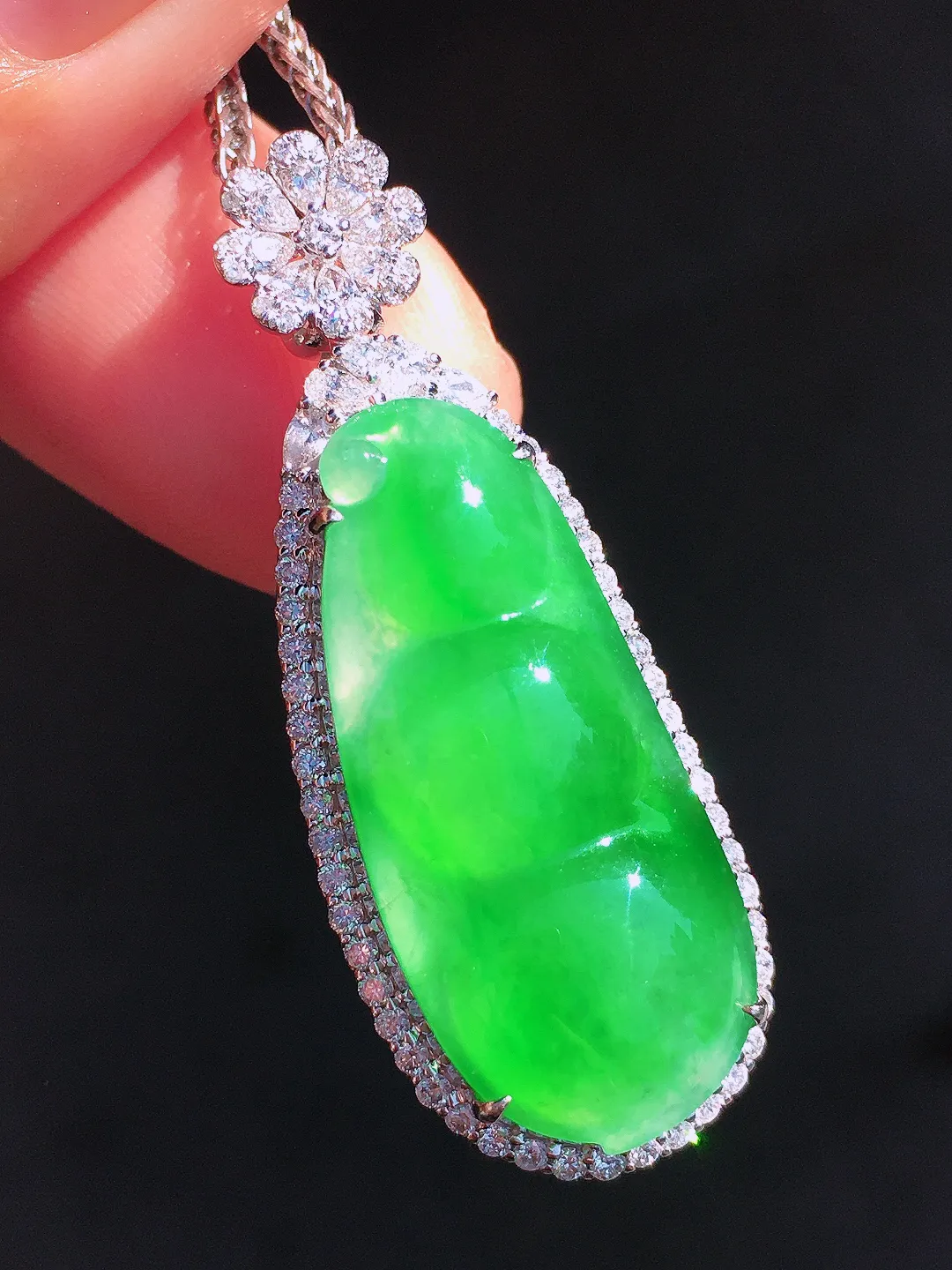 阳绿福豆吊坠，色泽均匀艳丽，玉质细腻，荧光感超
强，饱满圆润，尽显优雅气质，18k
金豪华镶嵌