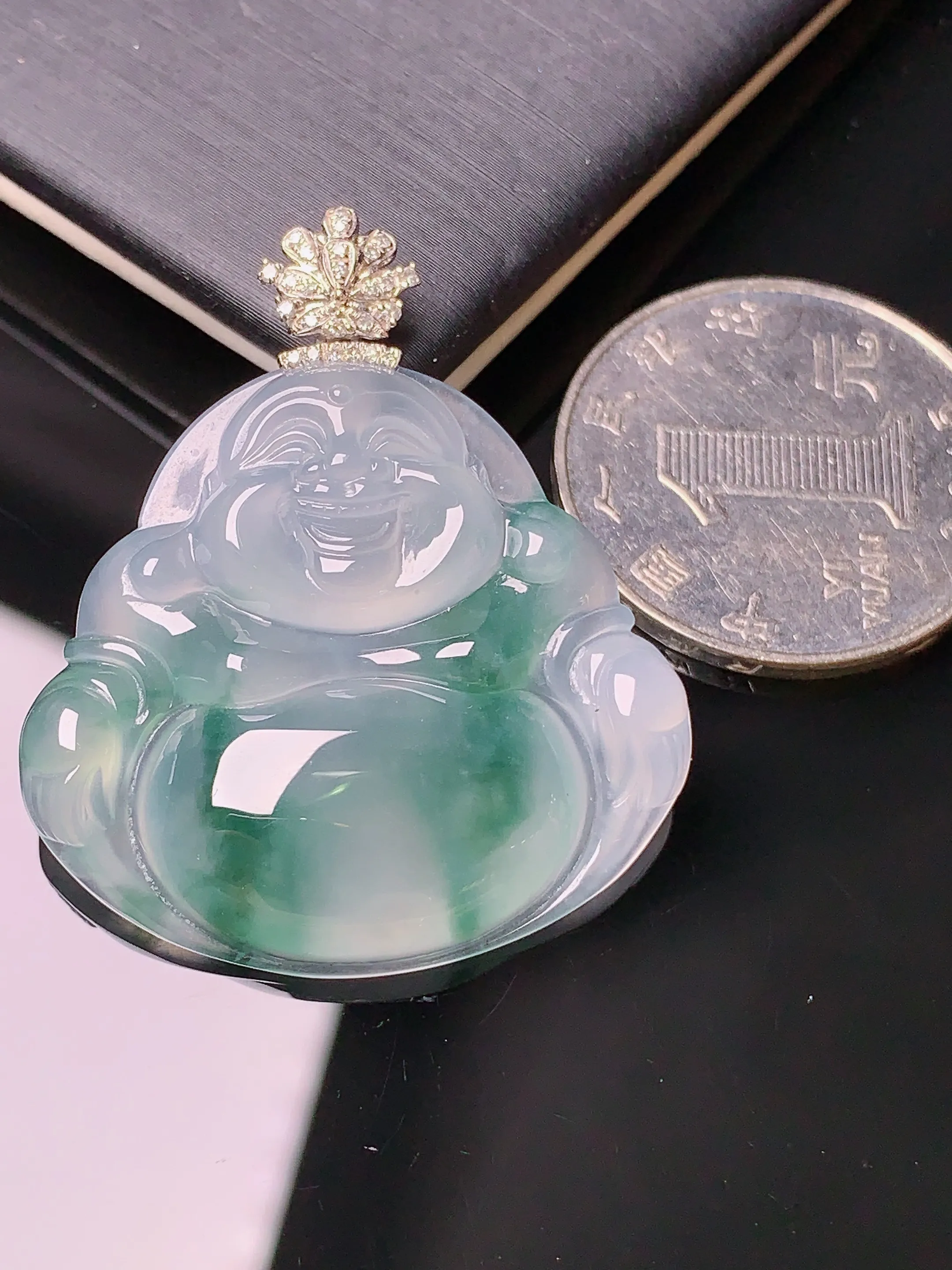 18k金钻镶嵌冰种飘绿佛公吊坠 玉质细腻 色泽清新艳丽 整体尺寸37.8*32.5*6