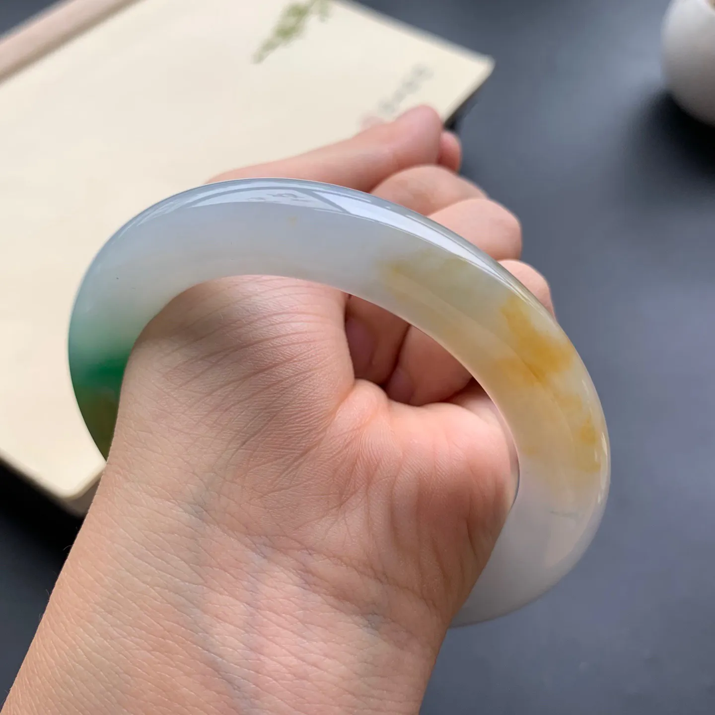 60圈口黄翡飘绿圆条手镯 尺寸：60-11.8，无纹裂，细腻光滑，色泽亮丽