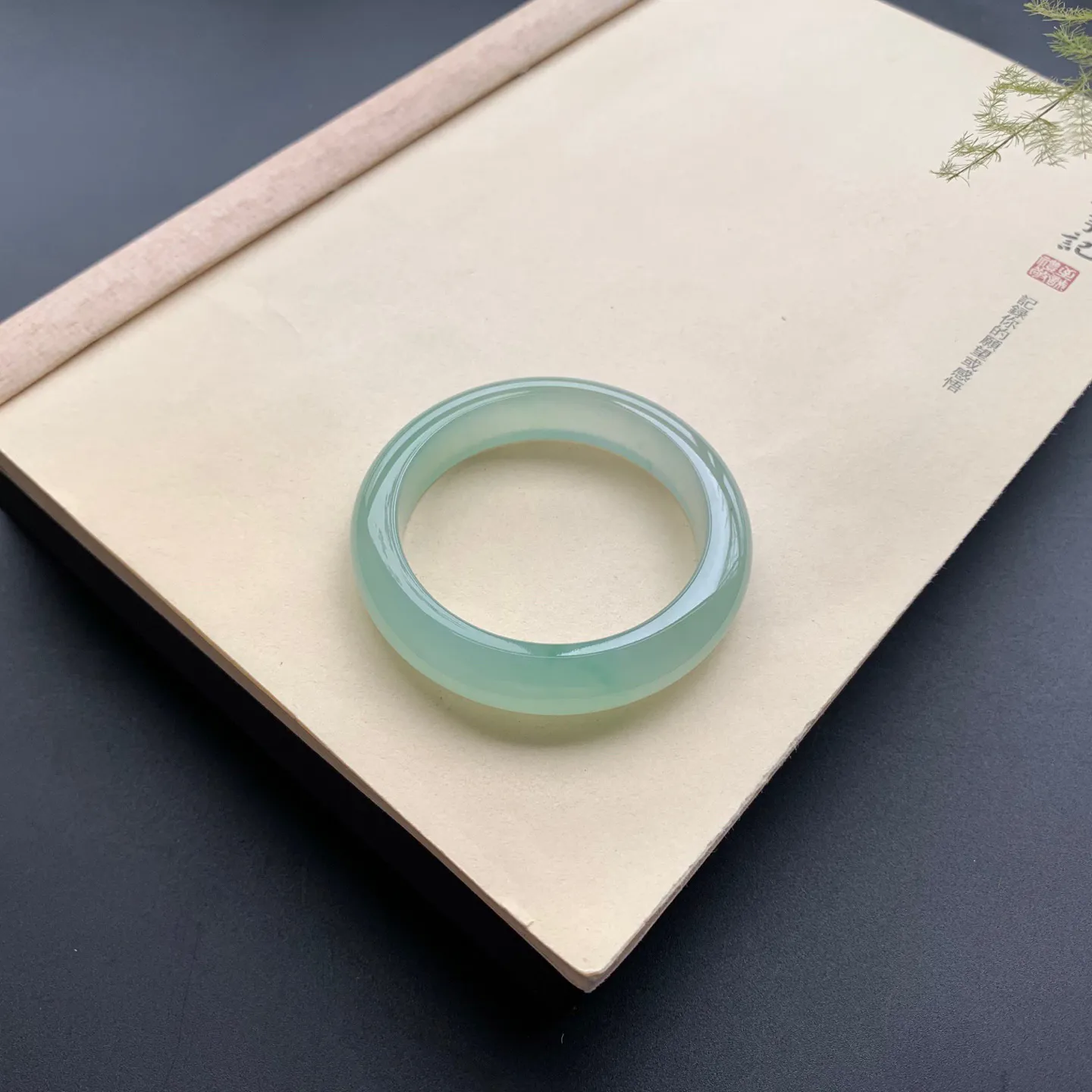 53.6圈口冰晴绿正圈手镯 尺寸：53.6-12.5-8.8，无纹裂，冰透水润，胶感十足