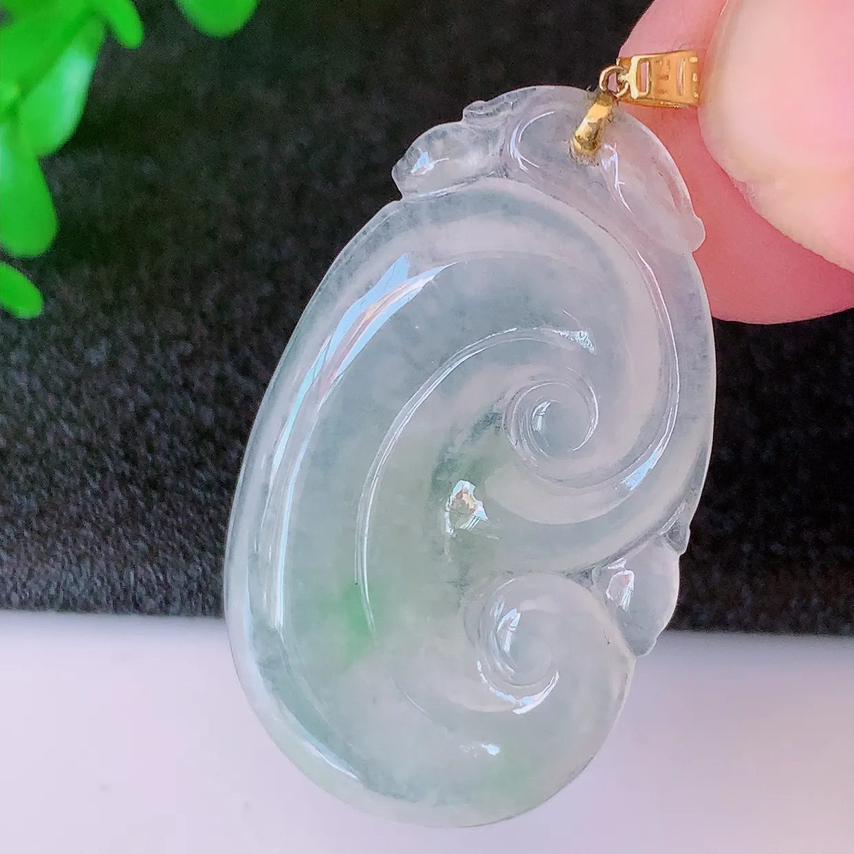 18k金镶嵌冰种飘绿翡翠如意吊坠，款式新颖时尚，日常百搭的款。清秀高雅，佩戴优雅高贵！#49.7