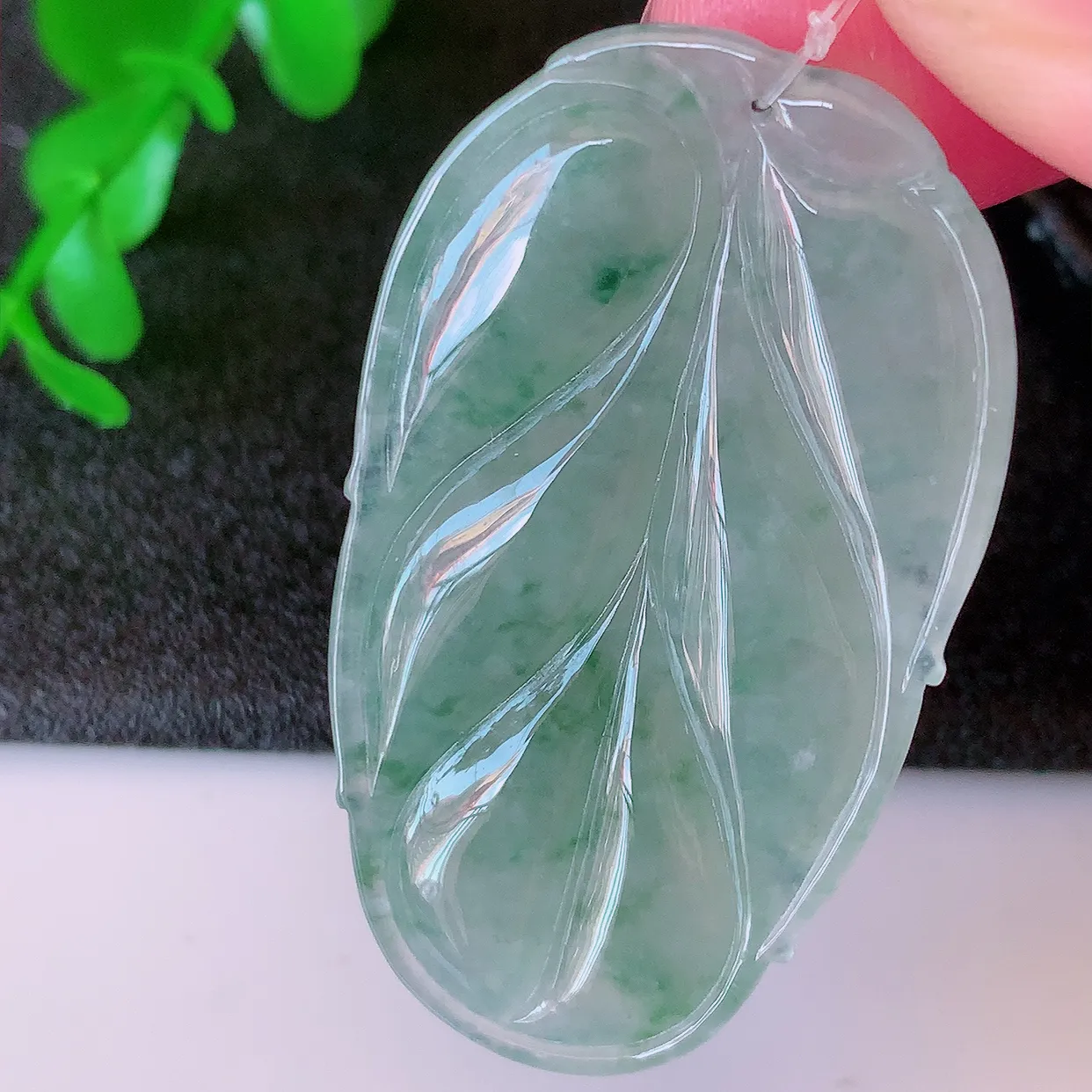 自然光实拍，冰种飘花翡翠叶子吊坠 ，种水足，色泽清新，工艺精湛，叶子寓意美好；金枝玉叶，事业有成。#49.7