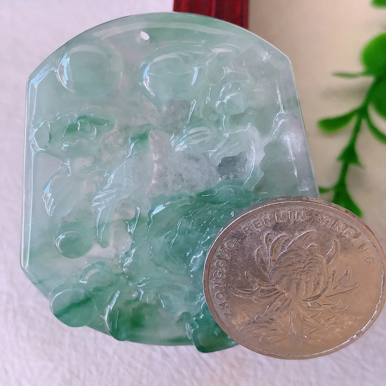 自然光实拍，冰种飘花翡翠喜上眉梢吊坠，时人之家，闻鹊声皆以为喜，故谓喜鹊报喜。”题材有喜上眉梢，双喜临门，花开富贵的美好意义。性价比超值！#46.7