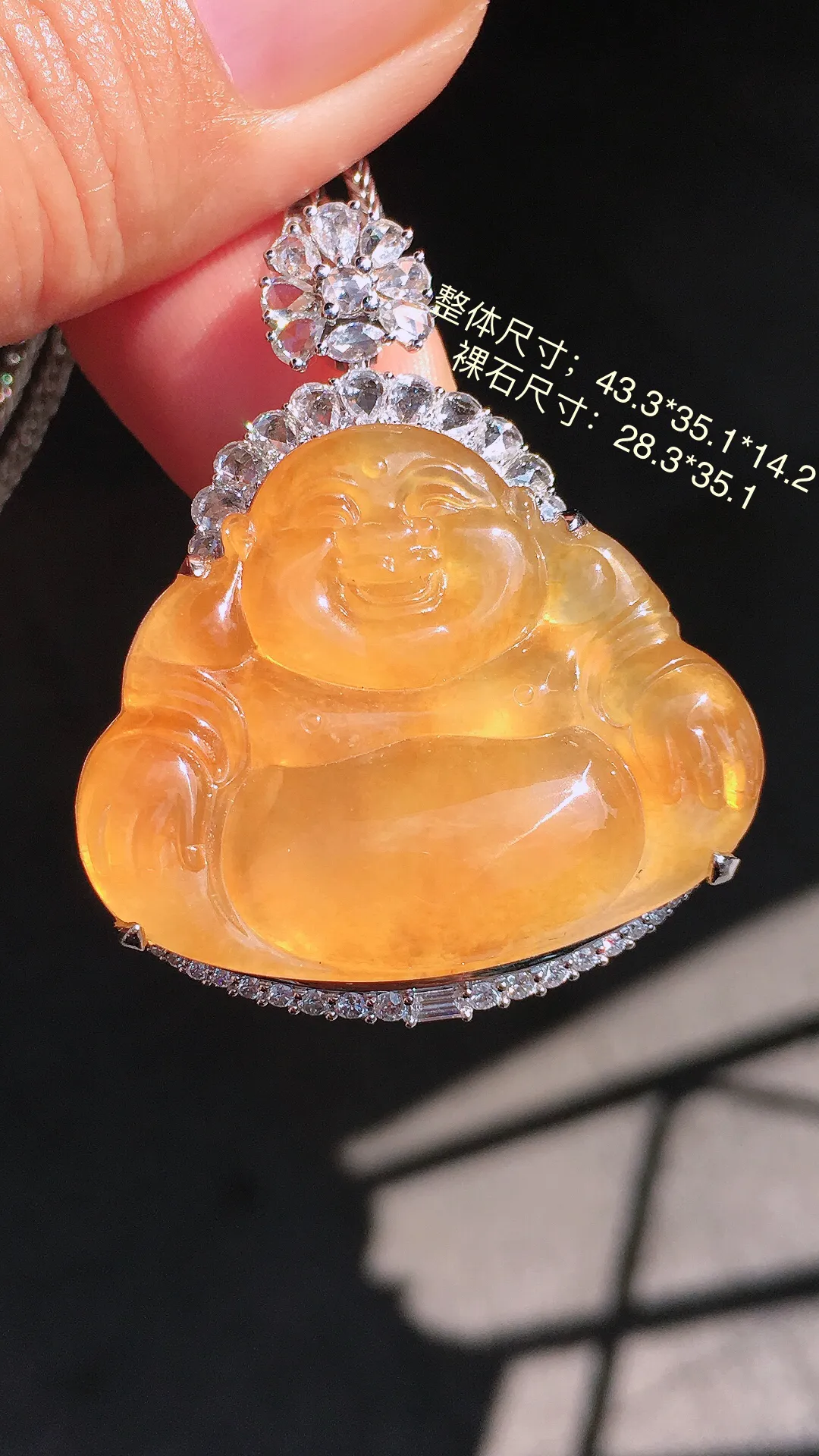 黄翡佛公吊坠，色泽均匀艳丽，玉质细腻，荧光感超
强，饱满圆润，尽显优雅气质，18k
金豪华镶嵌