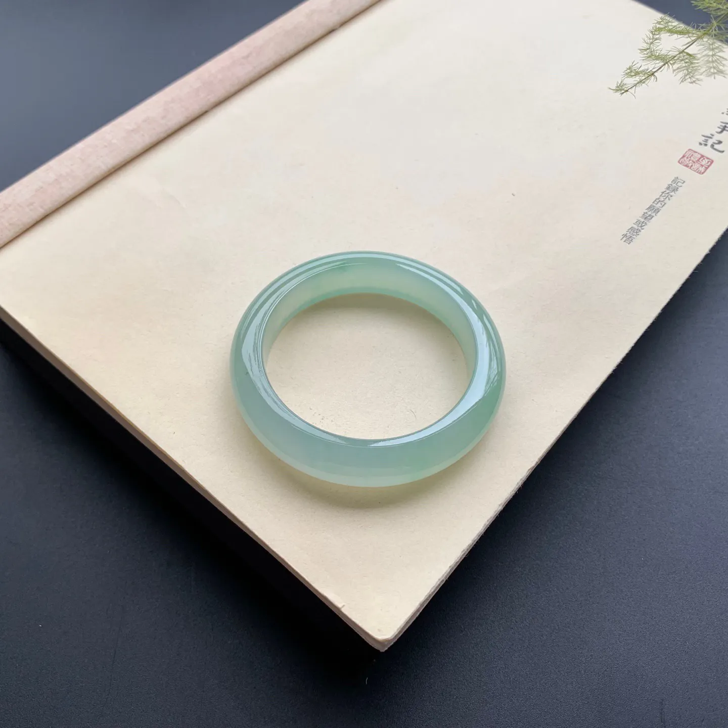 53.6圈口冰晴绿正圈手镯 尺寸：53.6-12.5-8.8，无纹裂，冰透水润，胶感十足