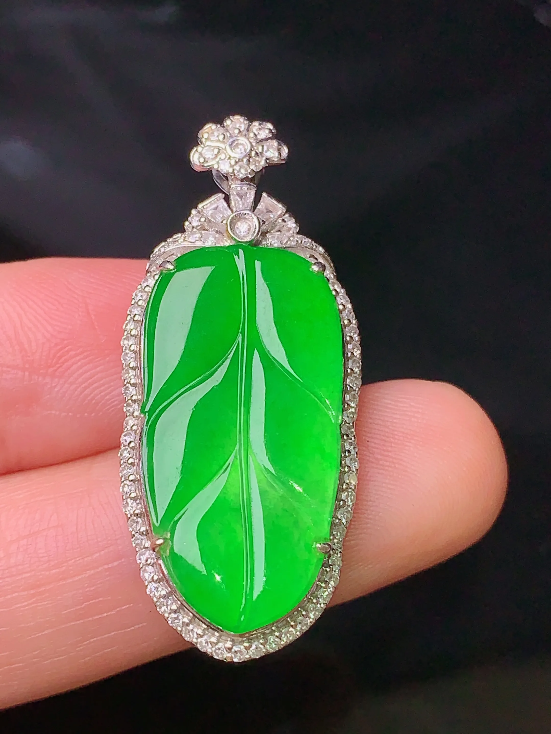 18k金钻镶嵌翠绿树叶吊坠 玉质细腻 色泽清新艳丽 整体尺寸36.2*15.7*7