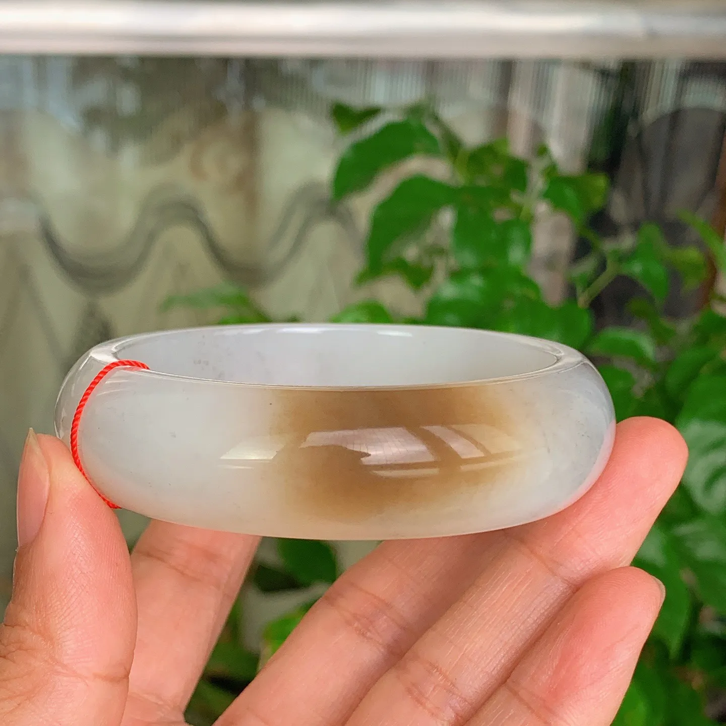 59圈口 新疆和田玉且末糖手镯   且末糖一口糖手镯 59圈口条宽18厚9重77.5克，玉质细腻油润 底色纯净 脂粉好。结构好。品质好！lt251107