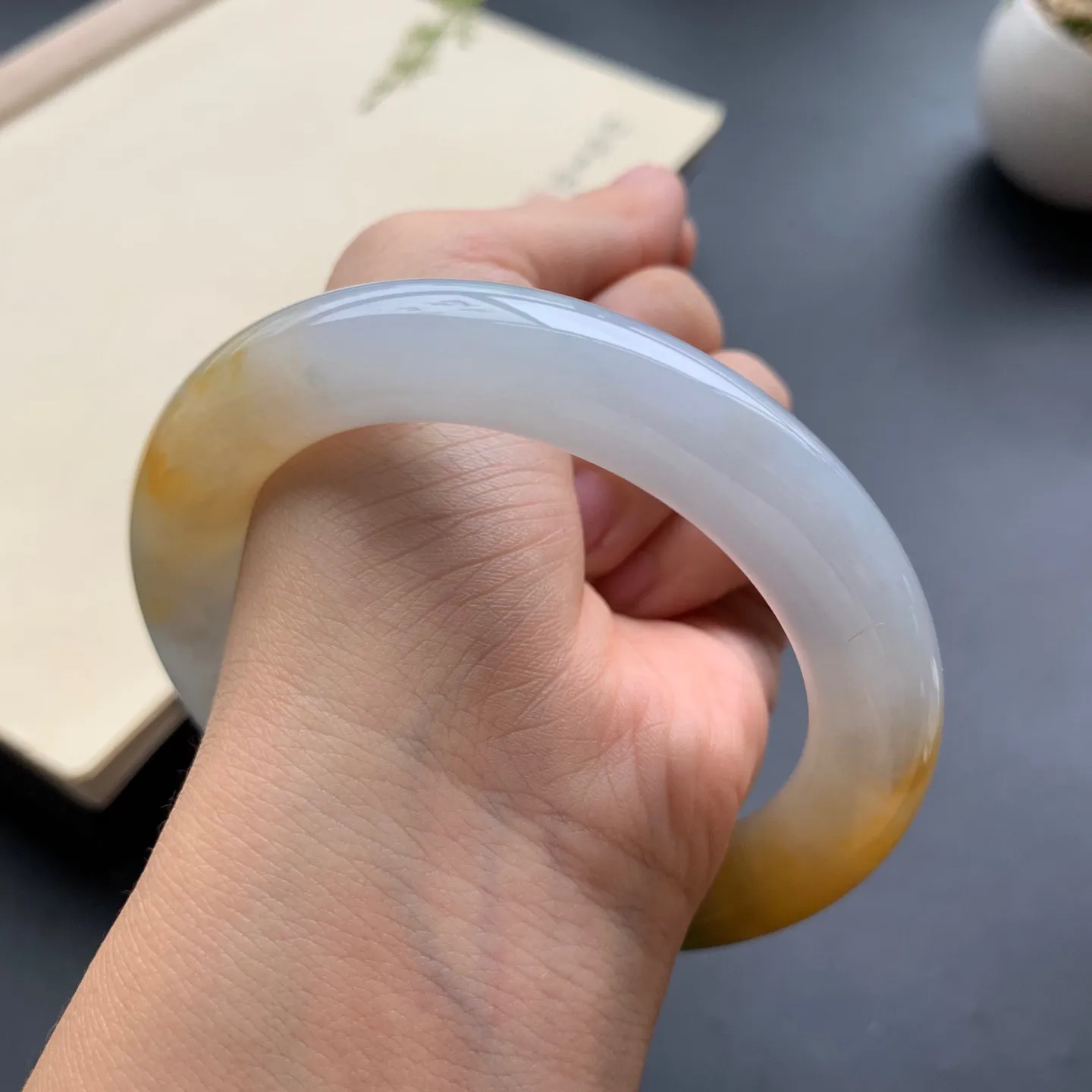 60圈口黄翡飘绿圆条手镯 尺寸：60-11.8，无纹裂，细腻光滑，色泽亮丽