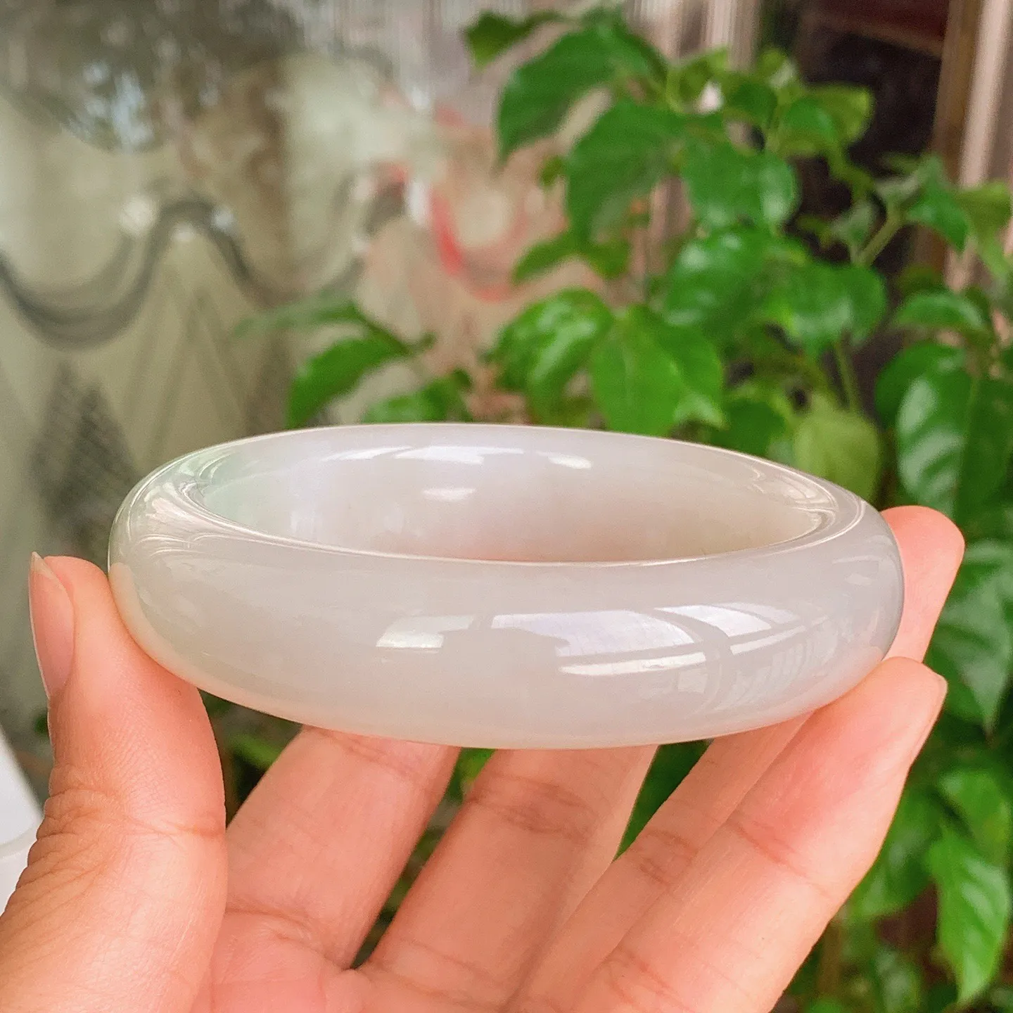 58圈口 和田玉青海翠翠青手镯   58圈口条宽16厚11重87.5克，玉质细腻油润 底色纯净 脂粉好。结构好。品质好！lt251107