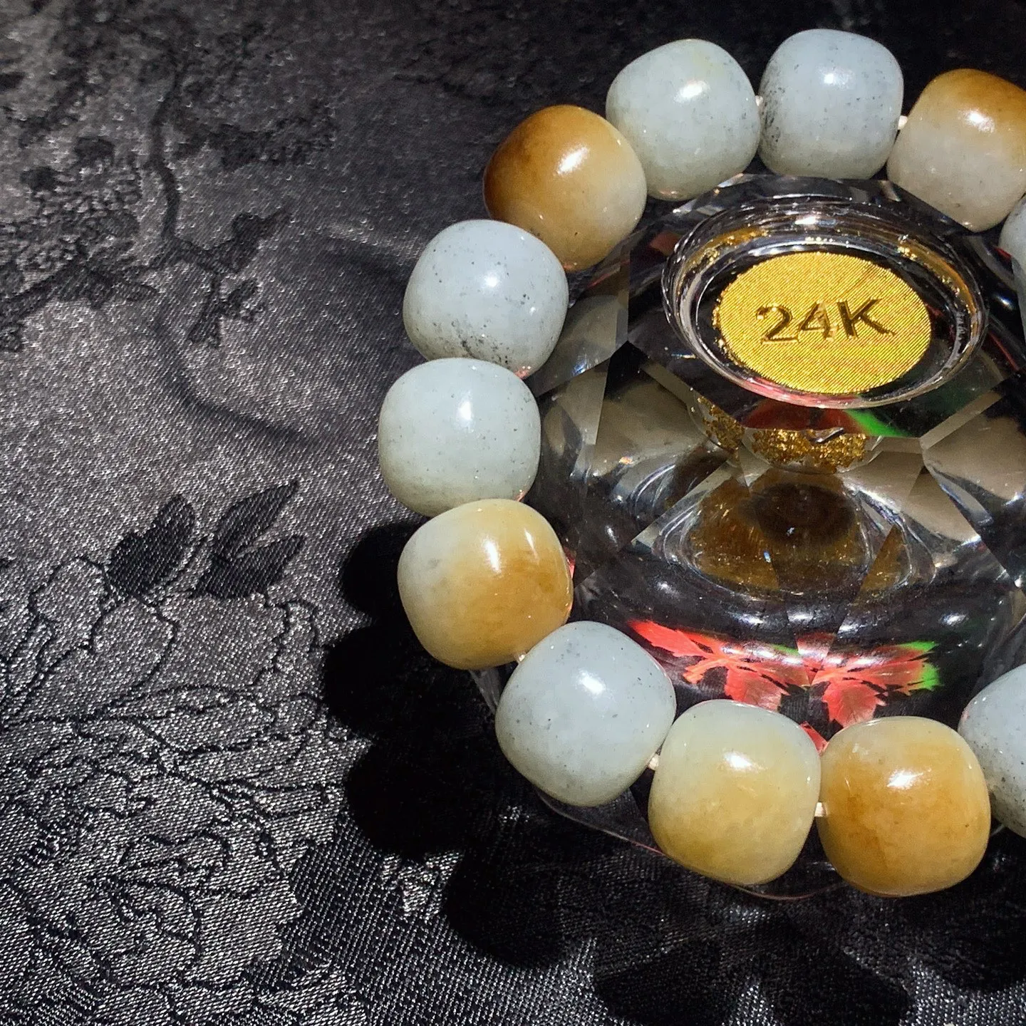 新疆和田玉楼兰三色老型珠手串。单颗尺寸13/15重70.5克。玉质细腻油润。手推出油。佩戴高端典雅。