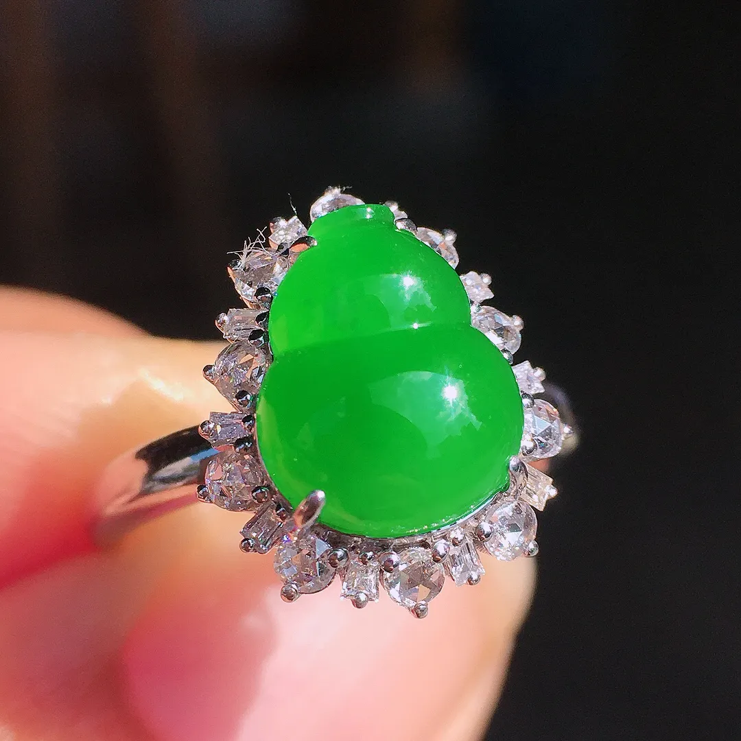 阳绿葫芦戒指，色泽均匀艳丽，玉质细腻，荧光感超
强，饱满圆润，尽显优雅气质，18k
金豪华镶嵌
