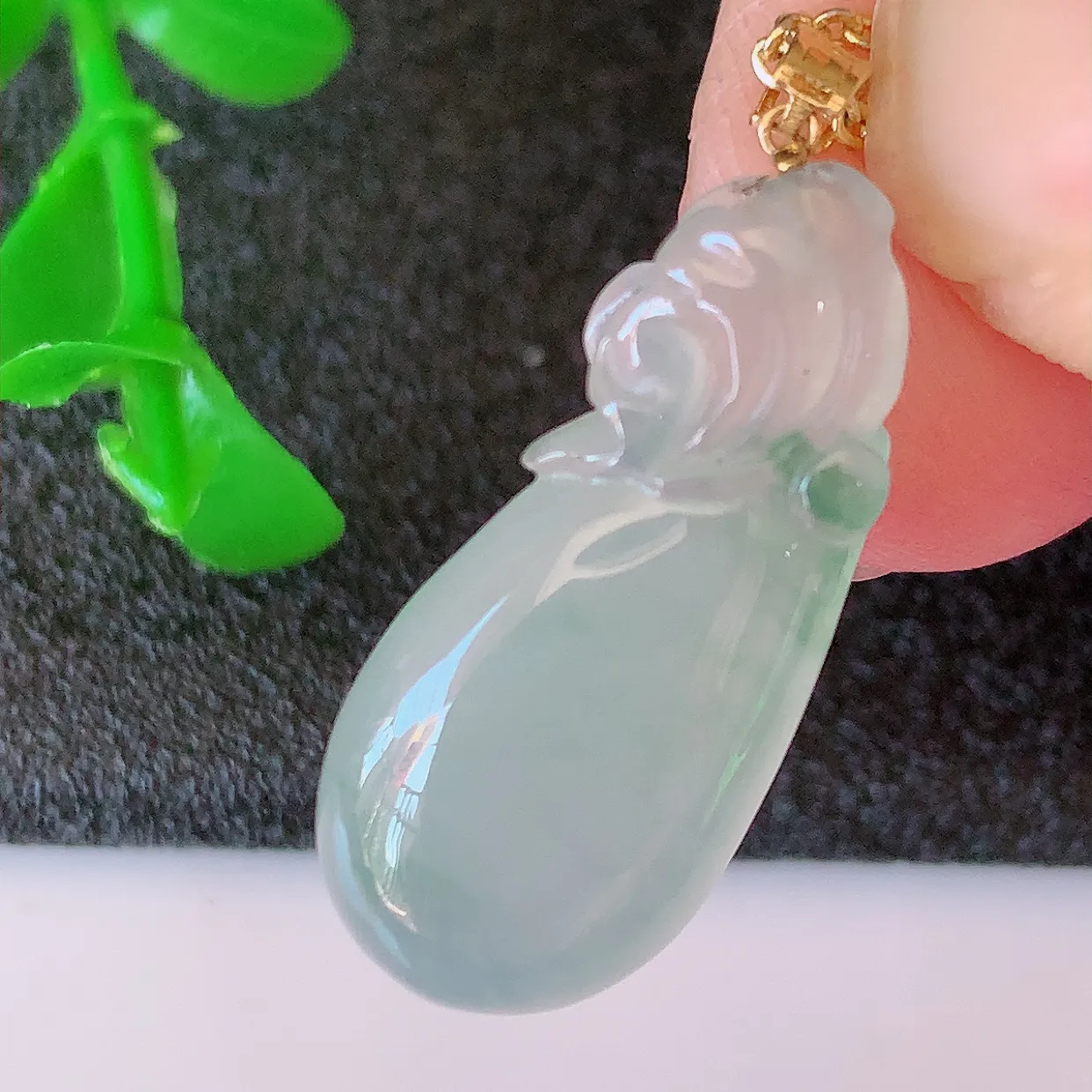 自然光实拍，18K金镶嵌冰种飘花翡翠招财钱袋子吊坠，寓意“代代有福，代代有财，腰缠万贯”玉质细腻，佩