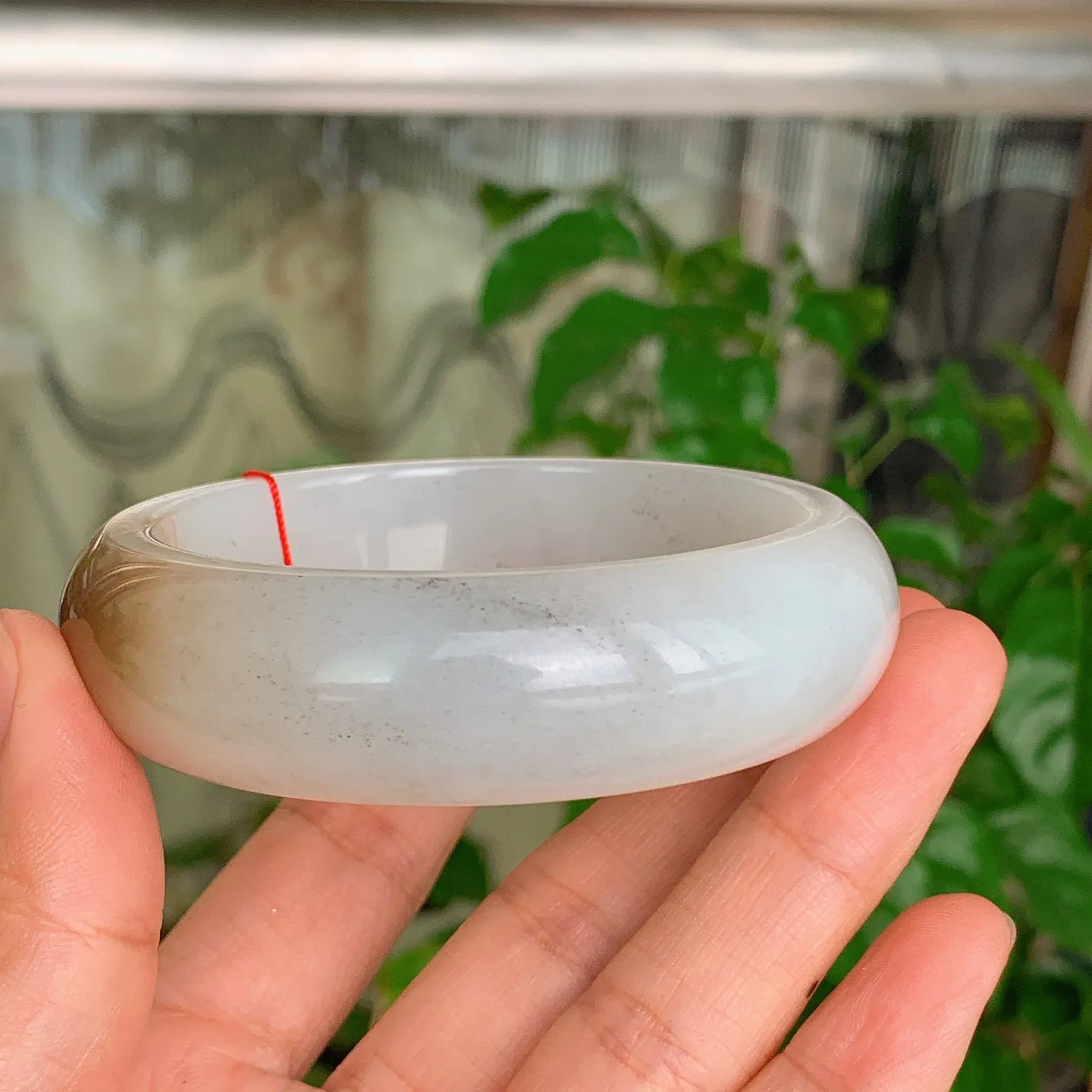 59圈口 新疆和田玉且末糖手镯   且末糖一口糖手镯 59圈口条宽18厚9重77.5克，玉质细腻油润 底色纯净 脂粉好。结构好。品质好！lt251107