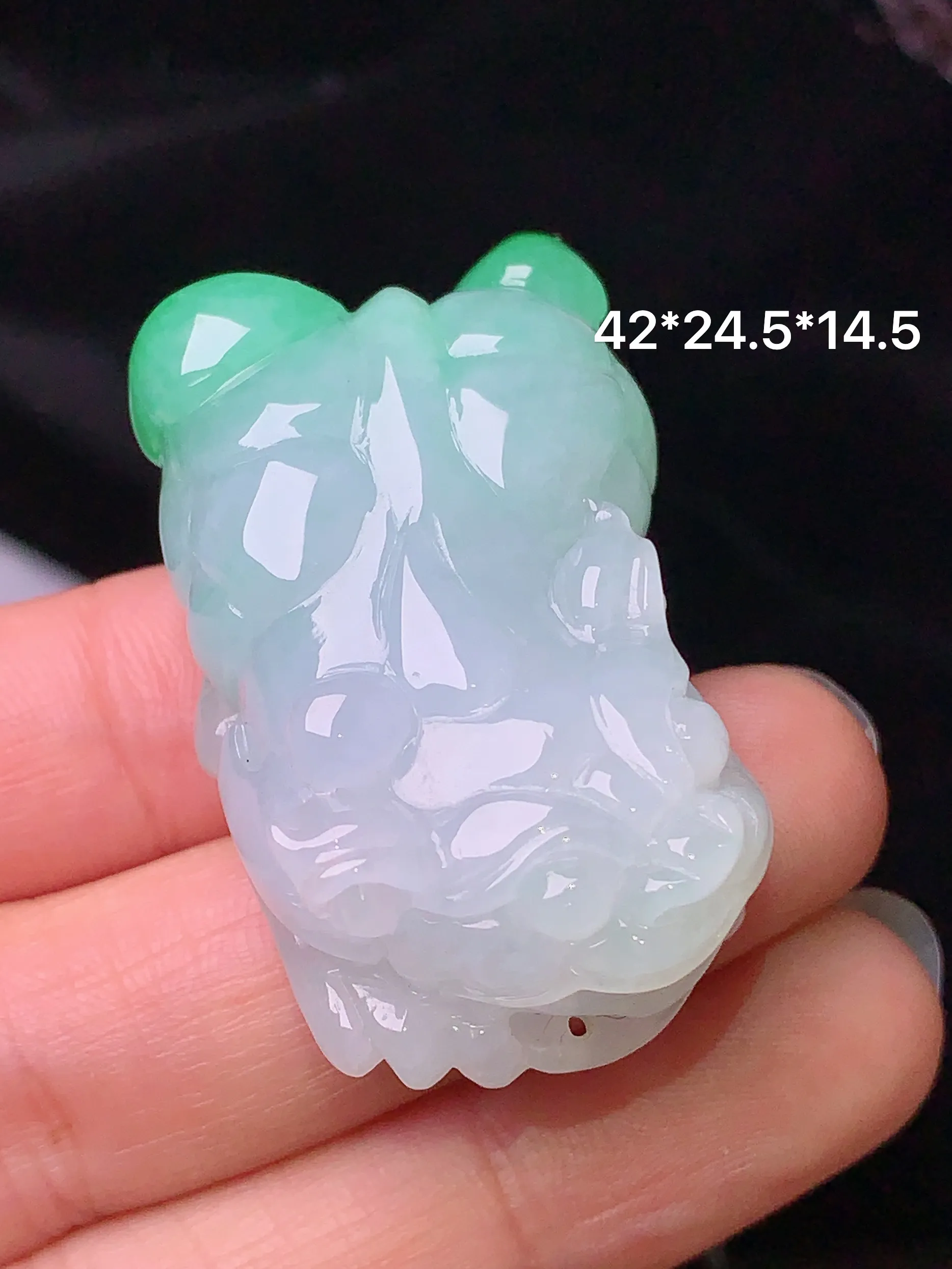 飘绿貔貅吊坠 玉质细腻 色泽清新艳丽 整体尺寸42*24.5*14.5