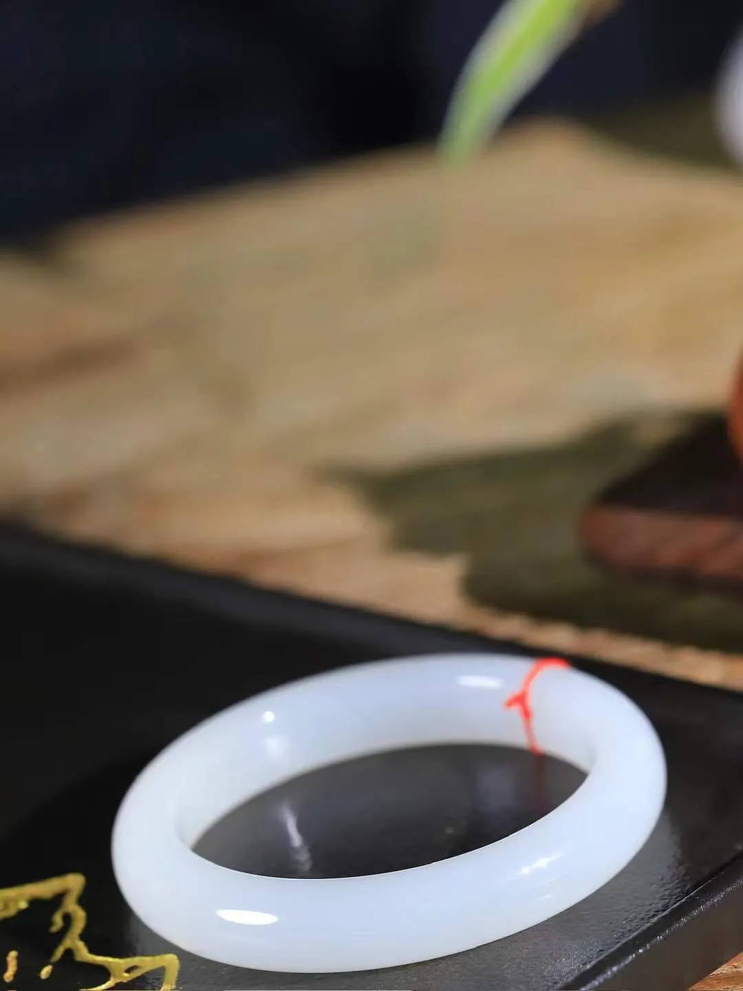 （一见钟情.手镯）

精品和田玉白玉手镯，玉质温和莹润，精光内蕴，手感舒适。整器简约，打磨光洁，让人爱不释手，料美艺精，萦绕于手，尽显高贵之姿。重62克 内径58mm尺寸12.5-9.5mm   FDA-10110873