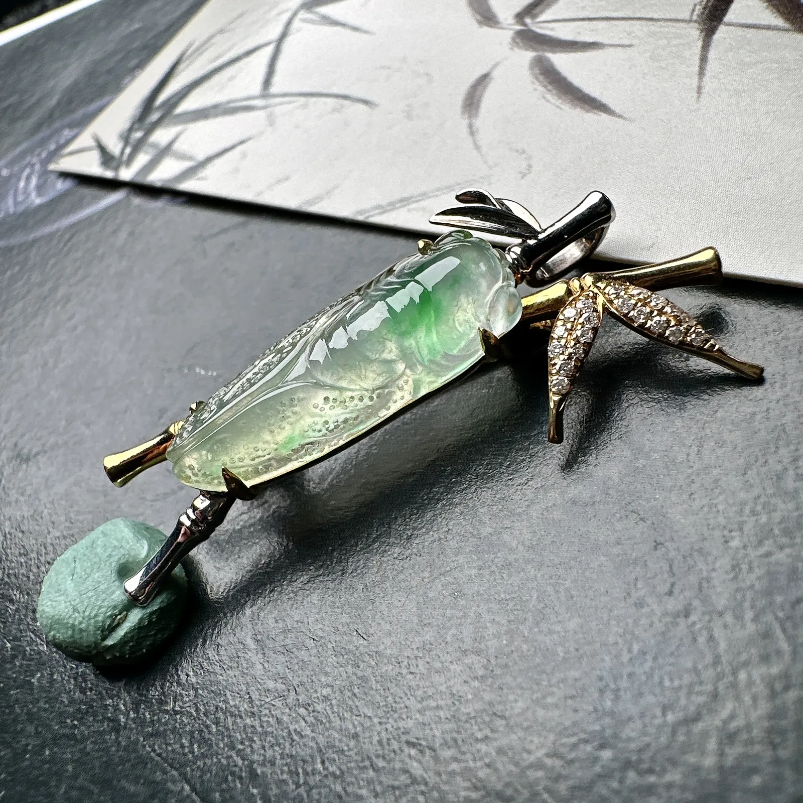 【冰种飘绿镶嵌知了】一鸣惊人，胸针、吊坠两用款，质地非常细腻，通透度很好，18k金钻镶嵌，裸石尺寸23.9*9.2*4.8毫米