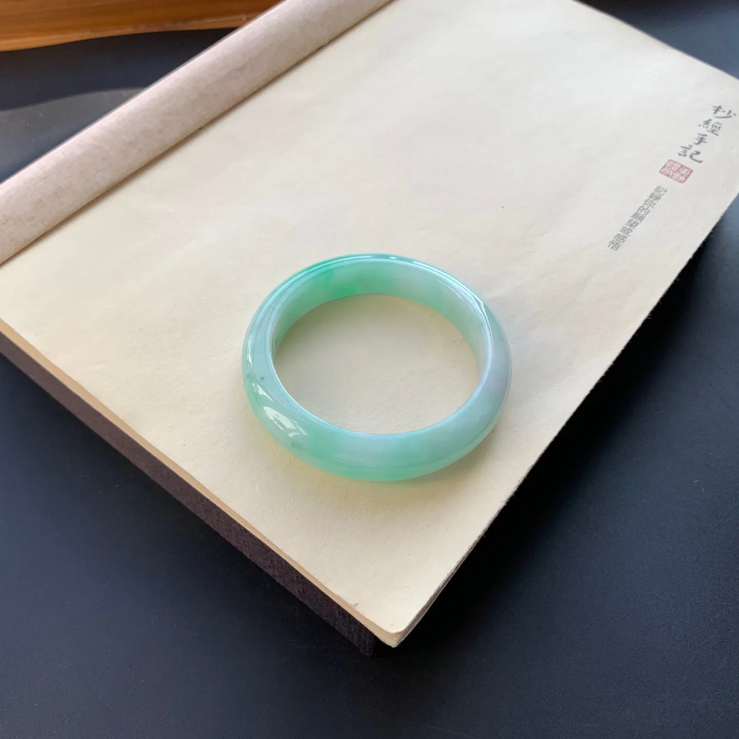 56.5圈口飘绿正圈手镯 尺寸：56.5-13.2-8.2，无纹裂，细腻光滑，色泽靓丽