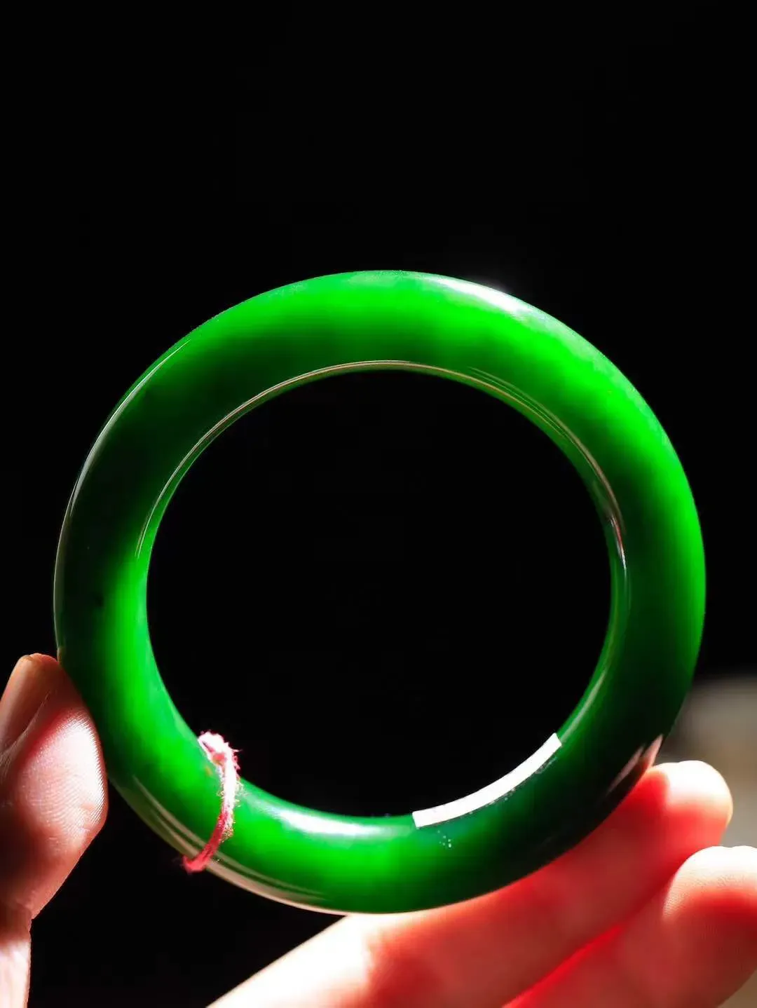 【玉佳人·手镯】

收藏级臻品️和田玉碧玉圆条手镯 ，玉质细腻油润，做工细致精美，端庄素雅，亭亭玉立，芊芊素手。芊芊素手，怎能忘镯？秀美圆条，更显婀娜。内径55.5mm 尺寸11.9-11.7mm重69克69114280A