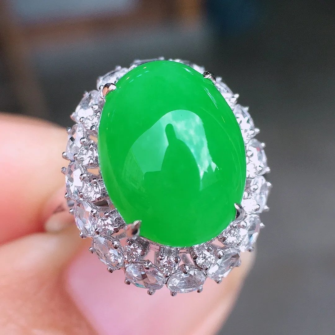 阳绿蛋面戒指，色泽均匀艳丽，玉质细腻，荧光感超
强，饱满圆润，尽显优雅气质，18k
金豪华镶嵌